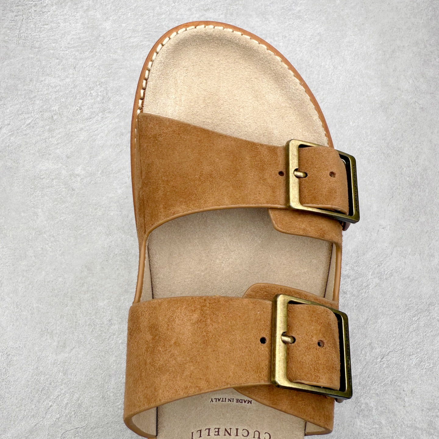 图片[4]-＃GD广顶 Brunello Cucinelli 绒面革 圆头露趾 防滑一字拖鞋 米色 Brunello Cucinelli是来自意大利的世界顶级奢侈品牌，被誉为低调奢华的“山羊绒之王”和“服装界真正的奢侈品”。很多人都知道羊绒Cashmere顶级、昂贵，一穿就脱不下来，还很容易和其他衣服相互搭配，但是，再也没有比Brunello Cucinelli 这个品牌更懂得把顶级的羊绒面料设计出一种“低调的奢华”的风格。尺码：35 36 37 38 39 40 41 42 43 44 45-选品中心