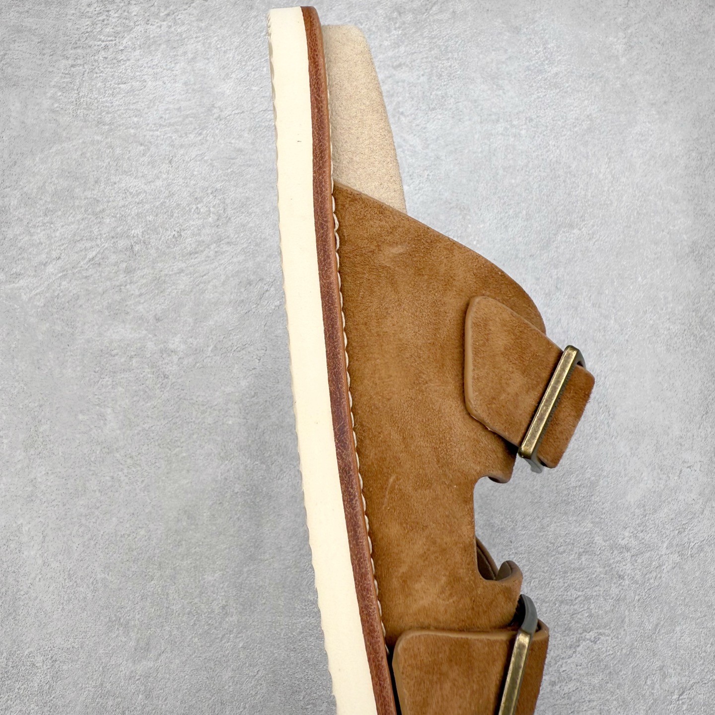 图片[6]-＃GD广顶 Brunello Cucinelli 绒面革 圆头露趾 防滑一字拖鞋 米色 Brunello Cucinelli是来自意大利的世界顶级奢侈品牌，被誉为低调奢华的“山羊绒之王”和“服装界真正的奢侈品”。很多人都知道羊绒Cashmere顶级、昂贵，一穿就脱不下来，还很容易和其他衣服相互搭配，但是，再也没有比Brunello Cucinelli 这个品牌更懂得把顶级的羊绒面料设计出一种“低调的奢华”的风格。尺码：35 36 37 38 39 40 41 42 43 44 45-选品中心