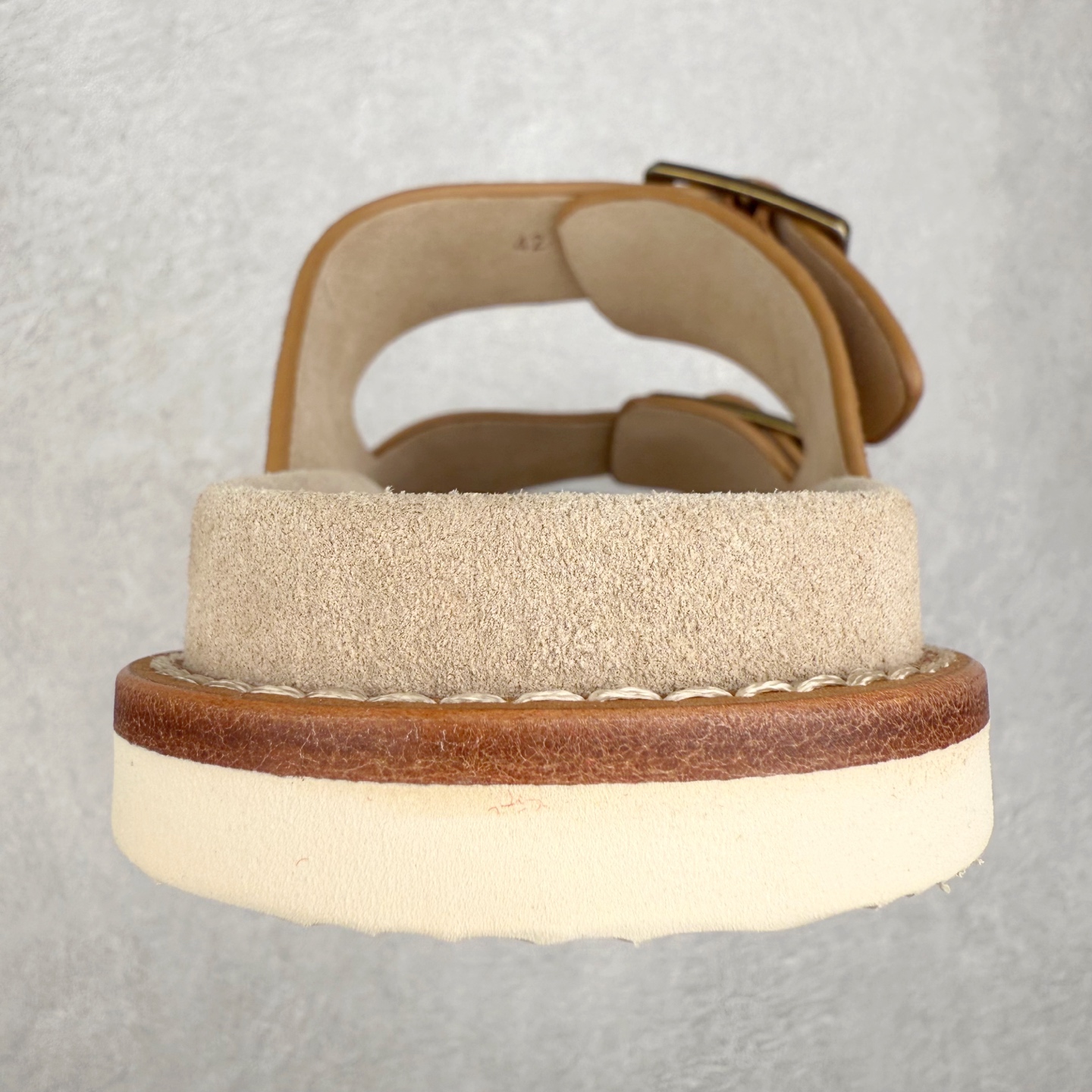 图片[8]-＃GD广顶 Brunello Cucinelli 绒面革 圆头露趾 防滑一字拖鞋 米色 Brunello Cucinelli是来自意大利的世界顶级奢侈品牌，被誉为低调奢华的“山羊绒之王”和“服装界真正的奢侈品”。很多人都知道羊绒Cashmere顶级、昂贵，一穿就脱不下来，还很容易和其他衣服相互搭配，但是，再也没有比Brunello Cucinelli 这个品牌更懂得把顶级的羊绒面料设计出一种“低调的奢华”的风格。尺码：35 36 37 38 39 40 41 42 43 44 45-选品中心