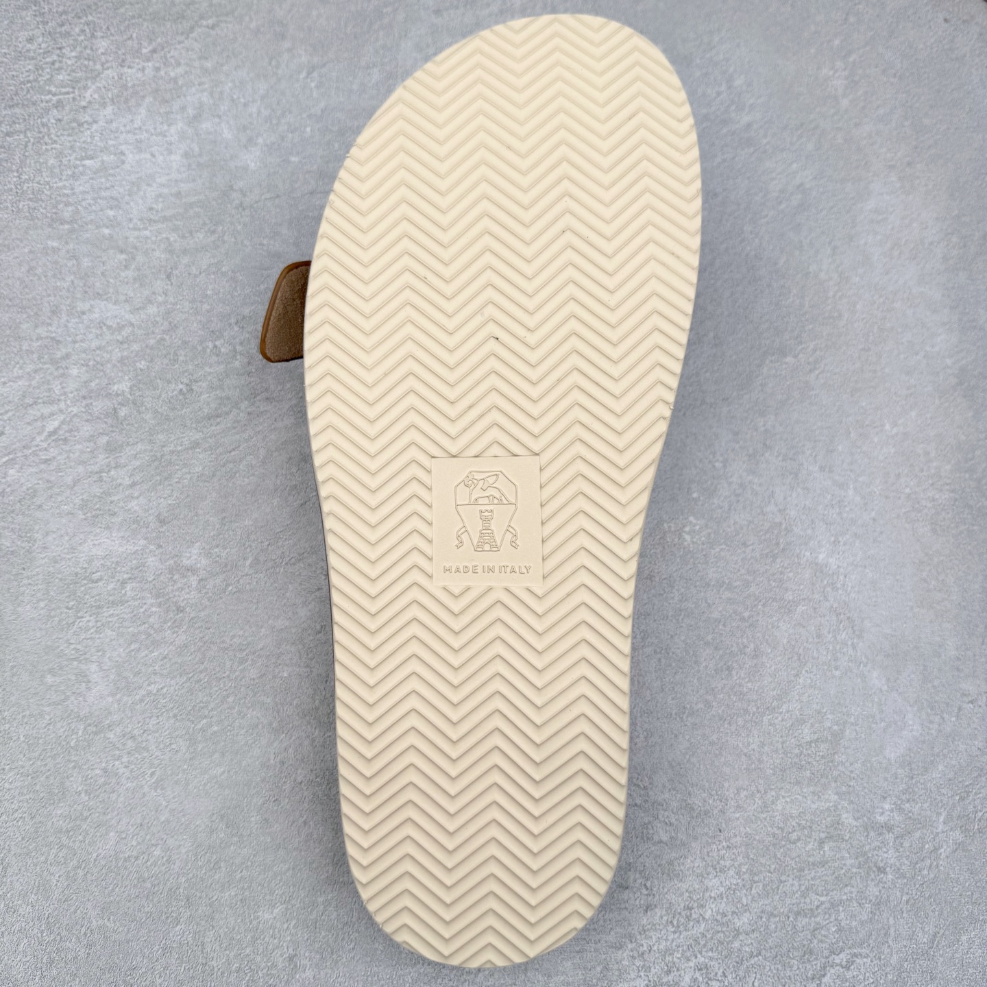 图片[9]-＃GD广顶 Brunello Cucinelli 绒面革 圆头露趾 防滑一字拖鞋 米色 Brunello Cucinelli是来自意大利的世界顶级奢侈品牌，被誉为低调奢华的“山羊绒之王”和“服装界真正的奢侈品”。很多人都知道羊绒Cashmere顶级、昂贵，一穿就脱不下来，还很容易和其他衣服相互搭配，但是，再也没有比Brunello Cucinelli 这个品牌更懂得把顶级的羊绒面料设计出一种“低调的奢华”的风格。尺码：35 36 37 38 39 40 41 42 43 44 45-选品中心