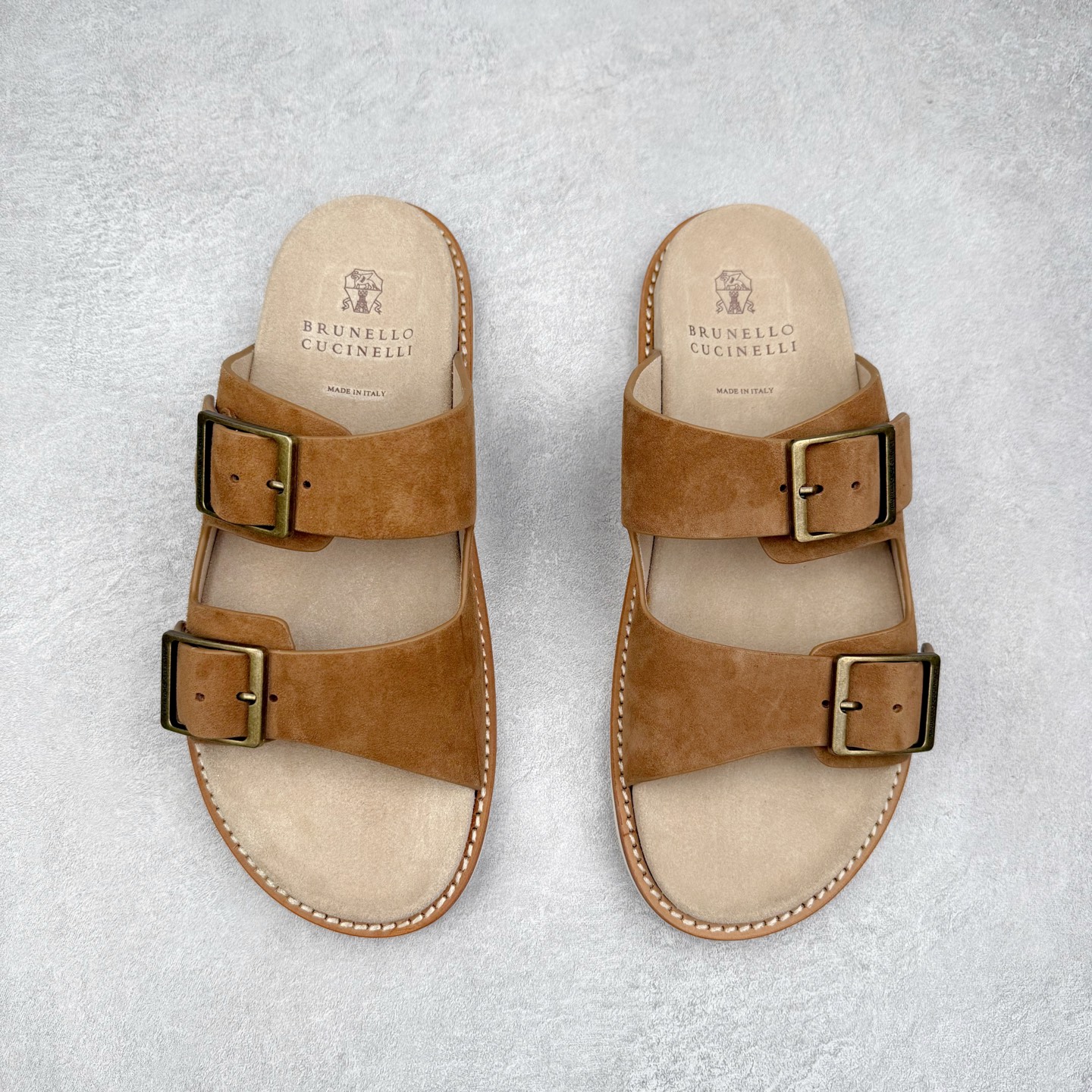 图片[2]-＃GD广顶 Brunello Cucinelli 绒面革 圆头露趾 防滑一字拖鞋 米色 Brunello Cucinelli是来自意大利的世界顶级奢侈品牌，被誉为低调奢华的“山羊绒之王”和“服装界真正的奢侈品”。很多人都知道羊绒Cashmere顶级、昂贵，一穿就脱不下来，还很容易和其他衣服相互搭配，但是，再也没有比Brunello Cucinelli 这个品牌更懂得把顶级的羊绒面料设计出一种“低调的奢华”的风格。尺码：35 36 37 38 39 40 41 42 43 44 45-选品中心