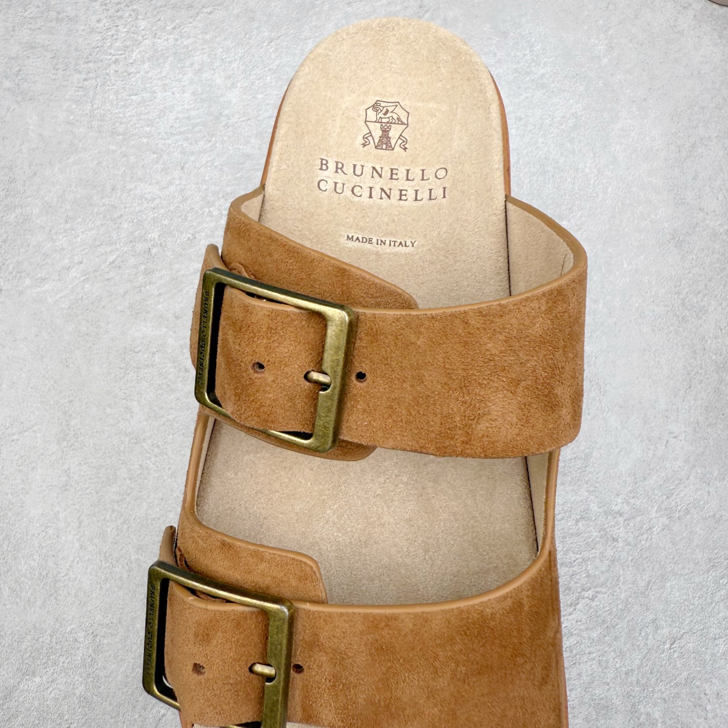 图片[5]-＃GD广顶 Brunello Cucinelli 绒面革 圆头露趾 防滑一字拖鞋 米色 Brunello Cucinelli是来自意大利的世界顶级奢侈品牌，被誉为低调奢华的“山羊绒之王”和“服装界真正的奢侈品”。很多人都知道羊绒Cashmere顶级、昂贵，一穿就脱不下来，还很容易和其他衣服相互搭配，但是，再也没有比Brunello Cucinelli 这个品牌更懂得把顶级的羊绒面料设计出一种“低调的奢华”的风格。尺码：35 36 37 38 39 40 41 42 43 44 45-选品中心