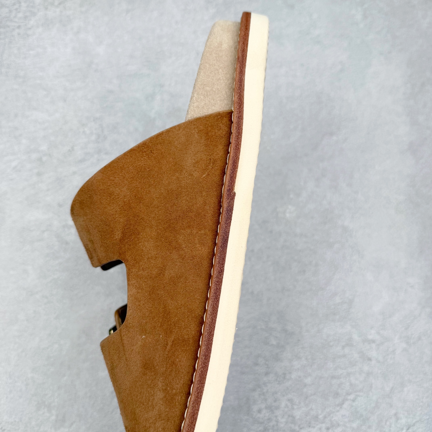 图片[7]-＃GD广顶 Brunello Cucinelli 绒面革 圆头露趾 防滑一字拖鞋 米色 Brunello Cucinelli是来自意大利的世界顶级奢侈品牌，被誉为低调奢华的“山羊绒之王”和“服装界真正的奢侈品”。很多人都知道羊绒Cashmere顶级、昂贵，一穿就脱不下来，还很容易和其他衣服相互搭配，但是，再也没有比Brunello Cucinelli 这个品牌更懂得把顶级的羊绒面料设计出一种“低调的奢华”的风格。尺码：35 36 37 38 39 40 41 42 43 44 45-选品中心