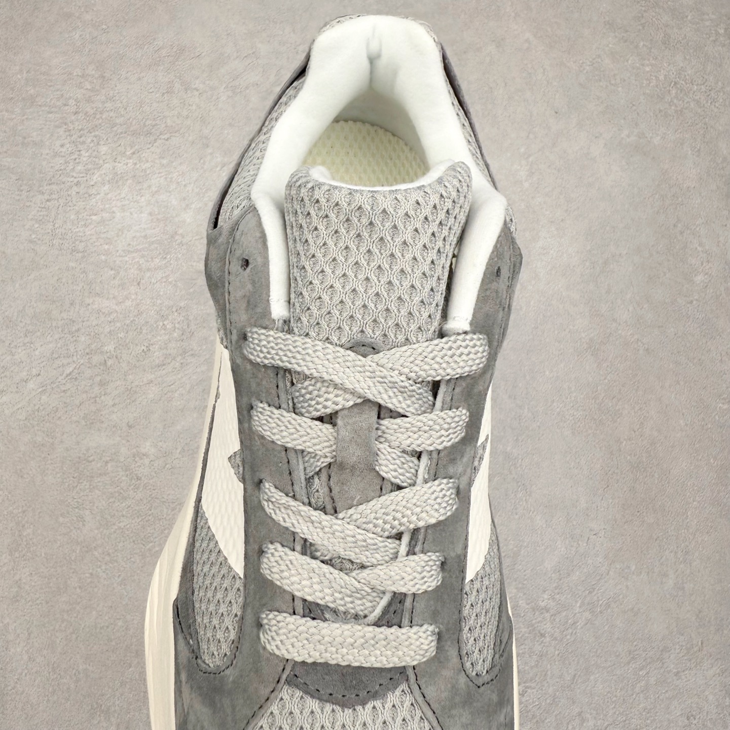 图片[5]-AURALEE x New Balance Warped Runner NB新百伦联名低帮复古老爹风休闲运动慢跑鞋 原楦开发版型 采用环保纤维革拼接透气网眼衬垫织物鞋面材质 T-Beam大底提供足步弓支撑 保持步态稳定后跟搭载外露缓震胶 破坏解构做旧有内味了 以极简主义美学闻名的日本时尚品牌 AURALEE 在巴黎时装周 2024 年春夏时装秀上推出了与 New Balance 的全新合作鞋款 Warped Runner 采用网布和奢华绒面革覆盖层 侧面的同色系「N」标志是对 New Balance 品牌的微妙致敬 同时配有同色系模压 FuelCell 泡沫中底和橡胶外底 此次合作是两个品牌共同致力于简约设计的完美典范 是日常穿着的绝佳选择 尺码：35.5 36 37 37.5 38 38.5 39.5 40 40.5 41.5 42 42.5 43 44 45-选品中心