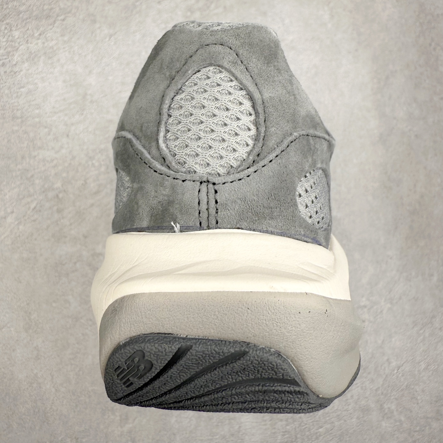 图片[8]-AURALEE x New Balance Warped Runner NB新百伦联名低帮复古老爹风休闲运动慢跑鞋 原楦开发版型 采用环保纤维革拼接透气网眼衬垫织物鞋面材质 T-Beam大底提供足步弓支撑 保持步态稳定后跟搭载外露缓震胶 破坏解构做旧有内味了 以极简主义美学闻名的日本时尚品牌 AURALEE 在巴黎时装周 2024 年春夏时装秀上推出了与 New Balance 的全新合作鞋款 Warped Runner 采用网布和奢华绒面革覆盖层 侧面的同色系「N」标志是对 New Balance 品牌的微妙致敬 同时配有同色系模压 FuelCell 泡沫中底和橡胶外底 此次合作是两个品牌共同致力于简约设计的完美典范 是日常穿着的绝佳选择 尺码：35.5 36 37 37.5 38 38.5 39.5 40 40.5 41.5 42 42.5 43 44 45-选品中心