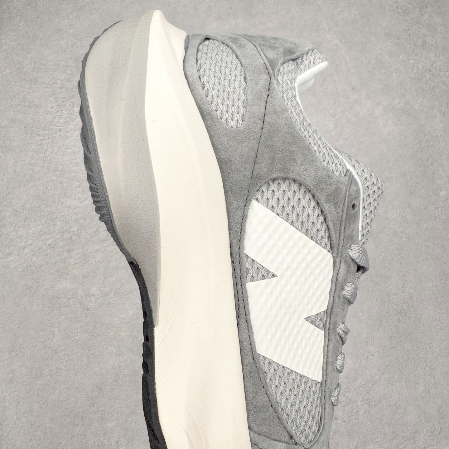 图片[6]-AURALEE x New Balance Warped Runner NB新百伦联名低帮复古老爹风休闲运动慢跑鞋 原楦开发版型 采用环保纤维革拼接透气网眼衬垫织物鞋面材质 T-Beam大底提供足步弓支撑 保持步态稳定后跟搭载外露缓震胶 破坏解构做旧有内味了 以极简主义美学闻名的日本时尚品牌 AURALEE 在巴黎时装周 2024 年春夏时装秀上推出了与 New Balance 的全新合作鞋款 Warped Runner 采用网布和奢华绒面革覆盖层 侧面的同色系「N」标志是对 New Balance 品牌的微妙致敬 同时配有同色系模压 FuelCell 泡沫中底和橡胶外底 此次合作是两个品牌共同致力于简约设计的完美典范 是日常穿着的绝佳选择 尺码：35.5 36 37 37.5 38 38.5 39.5 40 40.5 41.5 42 42.5 43 44 45-选品中心