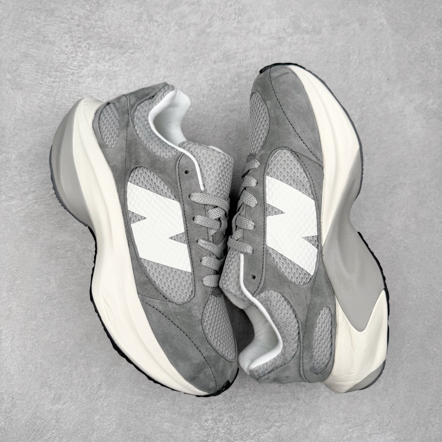 图片[3]-AURALEE x New Balance Warped Runner NB新百伦联名低帮复古老爹风休闲运动慢跑鞋 原楦开发版型 采用环保纤维革拼接透气网眼衬垫织物鞋面材质 T-Beam大底提供足步弓支撑 保持步态稳定后跟搭载外露缓震胶 破坏解构做旧有内味了 以极简主义美学闻名的日本时尚品牌 AURALEE 在巴黎时装周 2024 年春夏时装秀上推出了与 New Balance 的全新合作鞋款 Warped Runner 采用网布和奢华绒面革覆盖层 侧面的同色系「N」标志是对 New Balance 品牌的微妙致敬 同时配有同色系模压 FuelCell 泡沫中底和橡胶外底 此次合作是两个品牌共同致力于简约设计的完美典范 是日常穿着的绝佳选择 尺码：35.5 36 37 37.5 38 38.5 39.5 40 40.5 41.5 42 42.5 43 44 45-选品中心