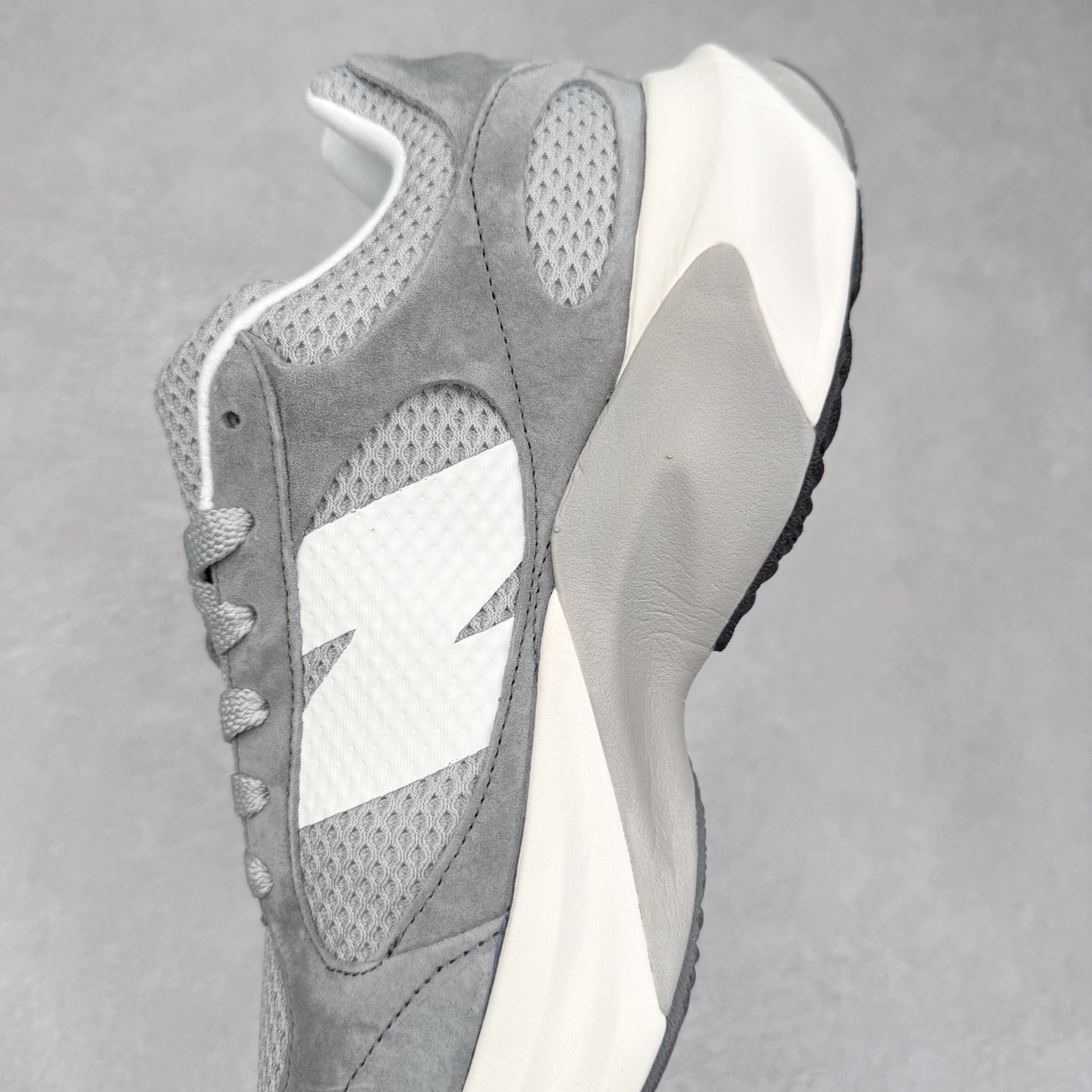 图片[7]-AURALEE x New Balance Warped Runner NB新百伦联名低帮复古老爹风休闲运动慢跑鞋 原楦开发版型 采用环保纤维革拼接透气网眼衬垫织物鞋面材质 T-Beam大底提供足步弓支撑 保持步态稳定后跟搭载外露缓震胶 破坏解构做旧有内味了 以极简主义美学闻名的日本时尚品牌 AURALEE 在巴黎时装周 2024 年春夏时装秀上推出了与 New Balance 的全新合作鞋款 Warped Runner 采用网布和奢华绒面革覆盖层 侧面的同色系「N」标志是对 New Balance 品牌的微妙致敬 同时配有同色系模压 FuelCell 泡沫中底和橡胶外底 此次合作是两个品牌共同致力于简约设计的完美典范 是日常穿着的绝佳选择 尺码：35.5 36 37 37.5 38 38.5 39.5 40 40.5 41.5 42 42.5 43 44 45-选品中心