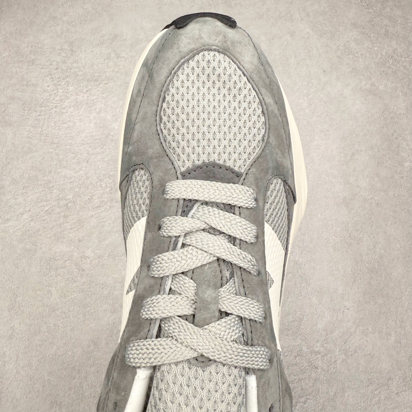 图片[4]-AURALEE x New Balance Warped Runner NB新百伦联名低帮复古老爹风休闲运动慢跑鞋 原楦开发版型 采用环保纤维革拼接透气网眼衬垫织物鞋面材质 T-Beam大底提供足步弓支撑 保持步态稳定后跟搭载外露缓震胶 破坏解构做旧有内味了 以极简主义美学闻名的日本时尚品牌 AURALEE 在巴黎时装周 2024 年春夏时装秀上推出了与 New Balance 的全新合作鞋款 Warped Runner 采用网布和奢华绒面革覆盖层 侧面的同色系「N」标志是对 New Balance 品牌的微妙致敬 同时配有同色系模压 FuelCell 泡沫中底和橡胶外底 此次合作是两个品牌共同致力于简约设计的完美典范 是日常穿着的绝佳选择 尺码：35.5 36 37 37.5 38 38.5 39.5 40 40.5 41.5 42 42.5 43 44 45-选品中心