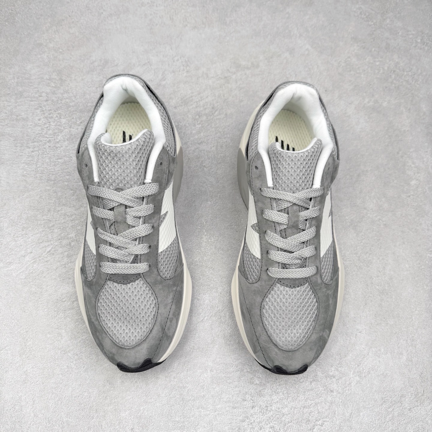 图片[2]-AURALEE x New Balance Warped Runner NB新百伦联名低帮复古老爹风休闲运动慢跑鞋 原楦开发版型 采用环保纤维革拼接透气网眼衬垫织物鞋面材质 T-Beam大底提供足步弓支撑 保持步态稳定后跟搭载外露缓震胶 破坏解构做旧有内味了 以极简主义美学闻名的日本时尚品牌 AURALEE 在巴黎时装周 2024 年春夏时装秀上推出了与 New Balance 的全新合作鞋款 Warped Runner 采用网布和奢华绒面革覆盖层 侧面的同色系「N」标志是对 New Balance 品牌的微妙致敬 同时配有同色系模压 FuelCell 泡沫中底和橡胶外底 此次合作是两个品牌共同致力于简约设计的完美典范 是日常穿着的绝佳选择 尺码：35.5 36 37 37.5 38 38.5 39.5 40 40.5 41.5 42 42.5 43 44 45-选品中心