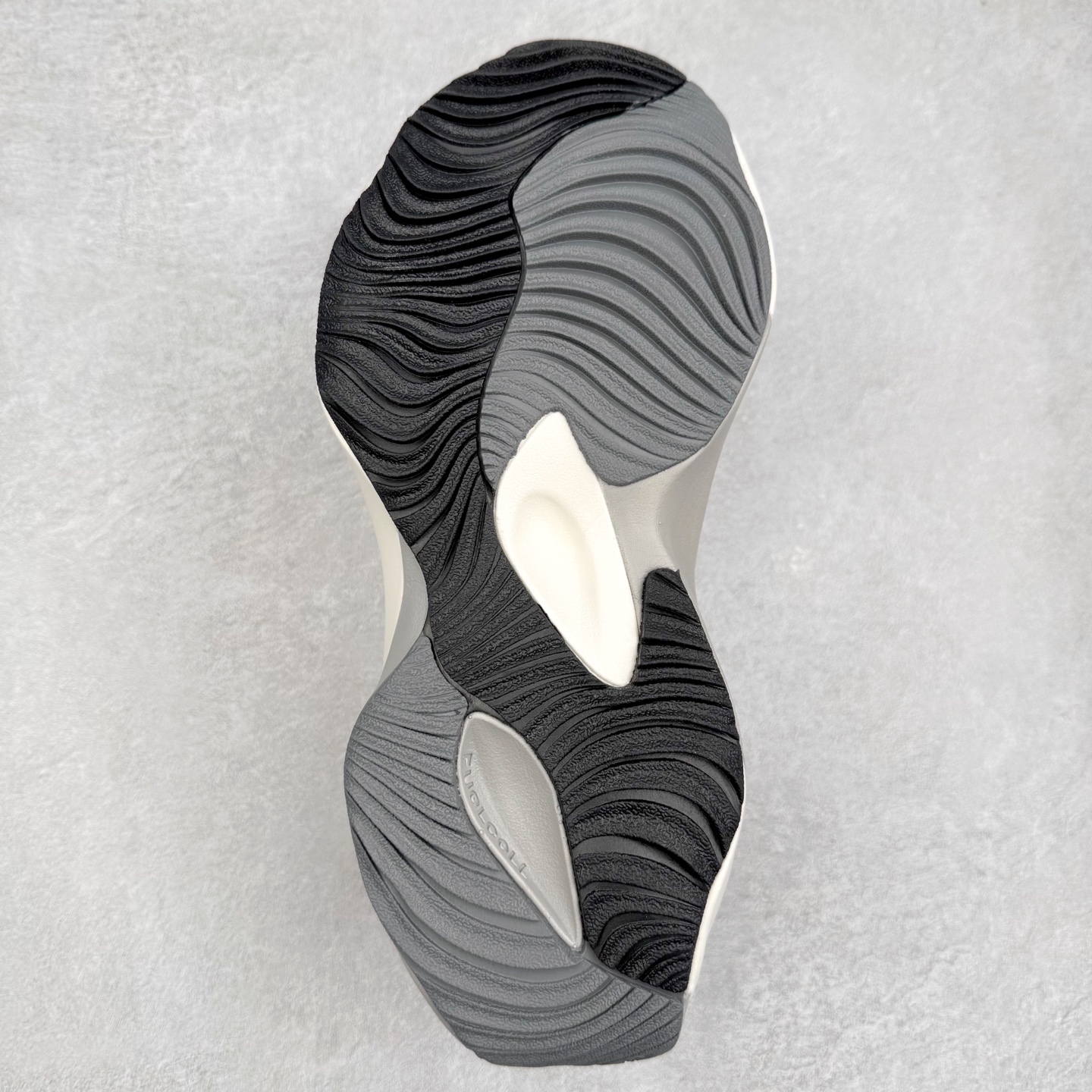 图片[9]-AURALEE x New Balance Warped Runner NB新百伦联名低帮复古老爹风休闲运动慢跑鞋 原楦开发版型 采用环保纤维革拼接透气网眼衬垫织物鞋面材质 T-Beam大底提供足步弓支撑 保持步态稳定后跟搭载外露缓震胶 破坏解构做旧有内味了 以极简主义美学闻名的日本时尚品牌 AURALEE 在巴黎时装周 2024 年春夏时装秀上推出了与 New Balance 的全新合作鞋款 Warped Runner 采用网布和奢华绒面革覆盖层 侧面的同色系「N」标志是对 New Balance 品牌的微妙致敬 同时配有同色系模压 FuelCell 泡沫中底和橡胶外底 此次合作是两个品牌共同致力于简约设计的完美典范 是日常穿着的绝佳选择 尺码：35.5 36 37 37.5 38 38.5 39.5 40 40.5 41.5 42 42.5 43 44 45-选品中心