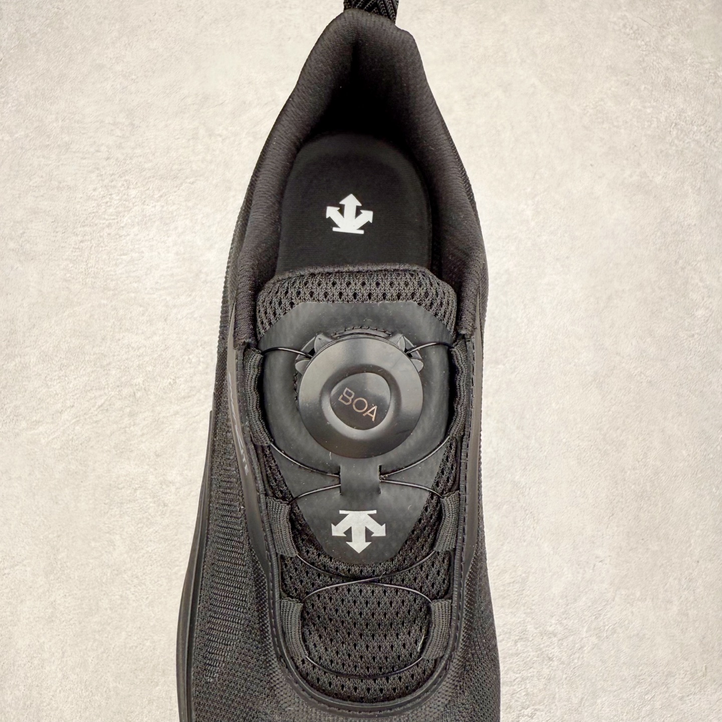 图片[5]-＃HP DESCENTE Enerzite 迪桑特舒适柔软防滑耐磨低帮休闲跑步鞋 DESCENTE（迪桑特）创立于1935年，品牌名取自法语词汇，意为“滑降”。品牌箭头标识代表滑雪的三种技术“高速直线滑行”、“穿越”和“侧滑”，也寓意品牌在打造高端专业运动产品中不断追求完美的创新精神，致力于成为中国高端专业滑雪、综训、女子、铁人三项、高尔夫的第一品牌。尺码：39 40 40.5 41 42 42.5 43 44 44.5 45-选品中心