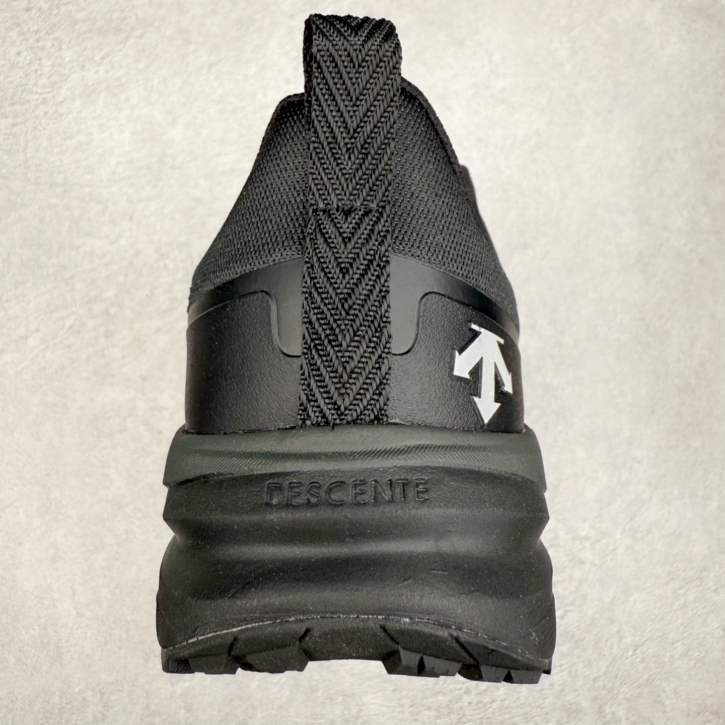 图片[8]-＃HP DESCENTE Enerzite 迪桑特舒适柔软防滑耐磨低帮休闲跑步鞋 DESCENTE（迪桑特）创立于1935年，品牌名取自法语词汇，意为“滑降”。品牌箭头标识代表滑雪的三种技术“高速直线滑行”、“穿越”和“侧滑”，也寓意品牌在打造高端专业运动产品中不断追求完美的创新精神，致力于成为中国高端专业滑雪、综训、女子、铁人三项、高尔夫的第一品牌。尺码：39 40 40.5 41 42 42.5 43 44 44.5 45-选品中心