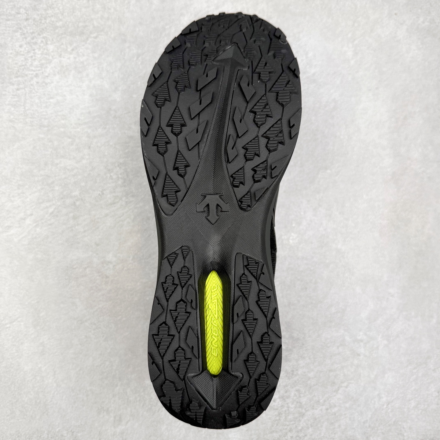 图片[9]-＃HP DESCENTE Enerzite 迪桑特舒适柔软防滑耐磨低帮休闲跑步鞋 DESCENTE（迪桑特）创立于1935年，品牌名取自法语词汇，意为“滑降”。品牌箭头标识代表滑雪的三种技术“高速直线滑行”、“穿越”和“侧滑”，也寓意品牌在打造高端专业运动产品中不断追求完美的创新精神，致力于成为中国高端专业滑雪、综训、女子、铁人三项、高尔夫的第一品牌。尺码：39 40 40.5 41 42 42.5 43 44 44.5 45-选品中心