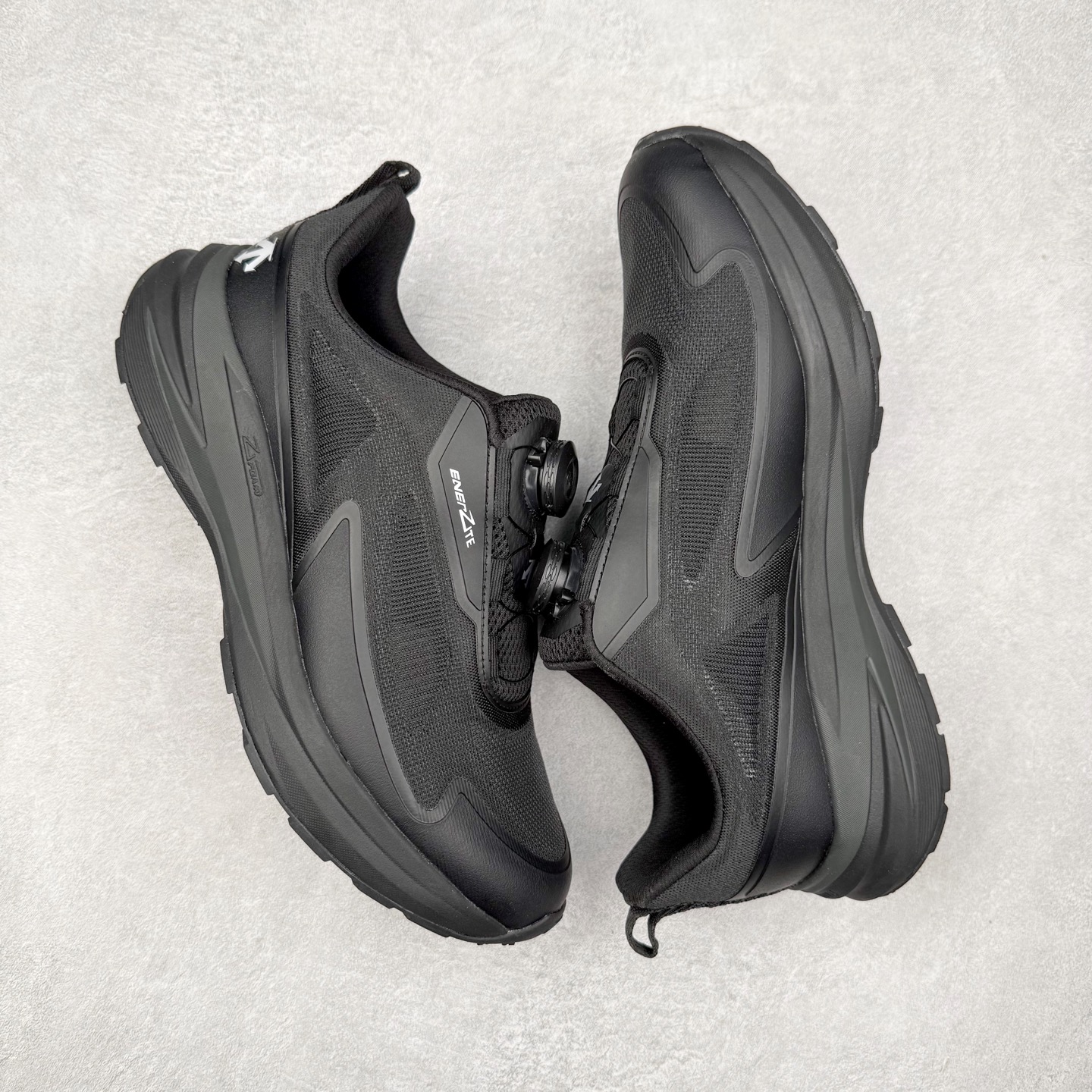 图片[3]-＃HP DESCENTE Enerzite 迪桑特舒适柔软防滑耐磨低帮休闲跑步鞋 DESCENTE（迪桑特）创立于1935年，品牌名取自法语词汇，意为“滑降”。品牌箭头标识代表滑雪的三种技术“高速直线滑行”、“穿越”和“侧滑”，也寓意品牌在打造高端专业运动产品中不断追求完美的创新精神，致力于成为中国高端专业滑雪、综训、女子、铁人三项、高尔夫的第一品牌。尺码：39 40 40.5 41 42 42.5 43 44 44.5 45-选品中心