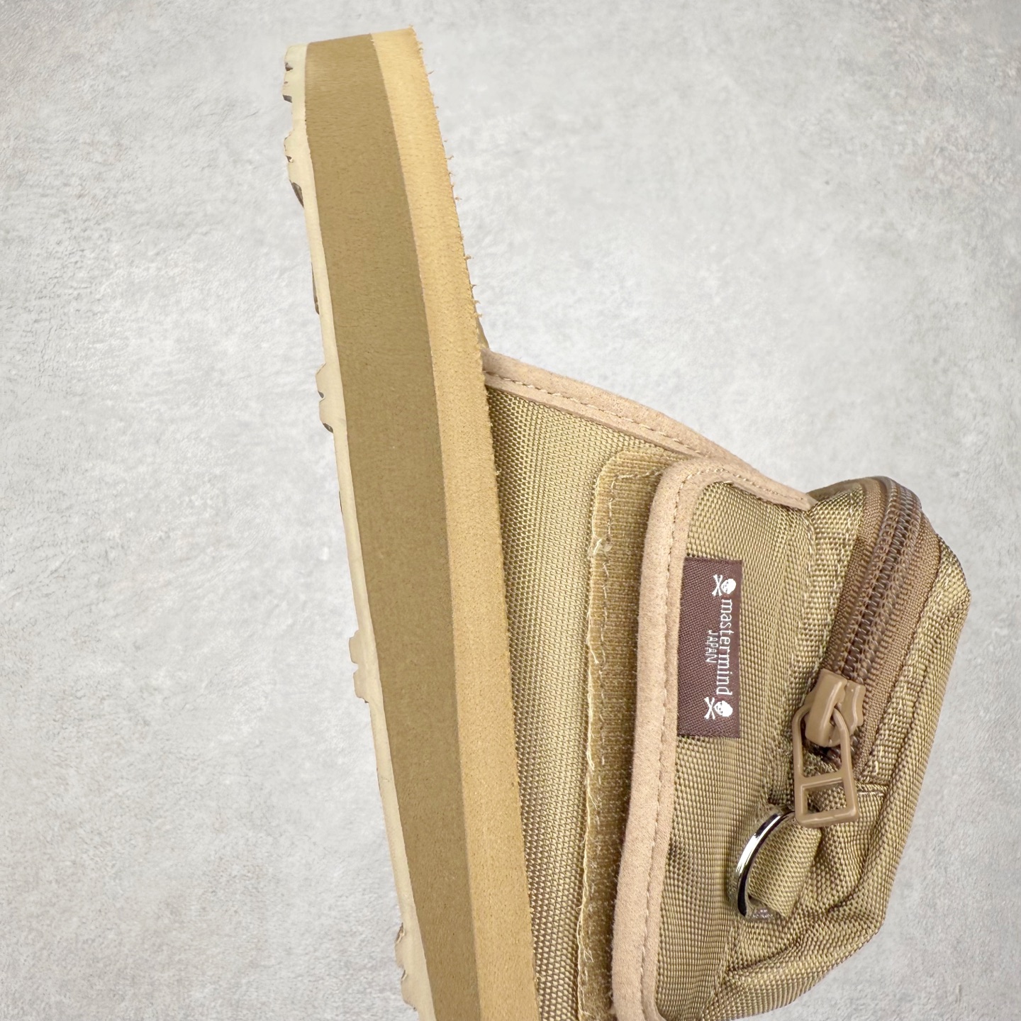 图片[6]-mastermind JAPAN x Suicoke MMJ联名骷髅标志刺绣露趾时尚凉拖 mastermind JAPAN 作为日本暗黑系街头品牌的代表，最近终于又出联名鞋了！ 此次携手 SUICOKE￼ 带来了黑色和卡其色两款配色。 采用魔术贴鞋面，可调节设计提供了舒适度。 鞋面安排有 3M 反光 mastermind JAPAN 骷髅图案，彰显联名身份。 大口袋设计增加了存储空间和视觉冲击力。 最后搭载有 SUICOKE 一贯的 Vibram 外底收尾，增强耐用性同时保证脚感。 夏日出街该穿哪双鞋，对潮流玩家来说是个问题，SUICOKE 与 mastermind JAPAN 合作带来的新品为各位提供了新选择。 实拍调校N版已经零色差零失真 百分百还原实物色彩所见即所得 不存在货不对板色差等低级问题 选购参考实物拍摄 不混卖不参货 只用心做好货严格选品 承诺混一赔十 尺码：36 36.5 37.5 38 38.5 39 40 40.5 41 42 42.5 43 44 44.5 45 46-选品中心