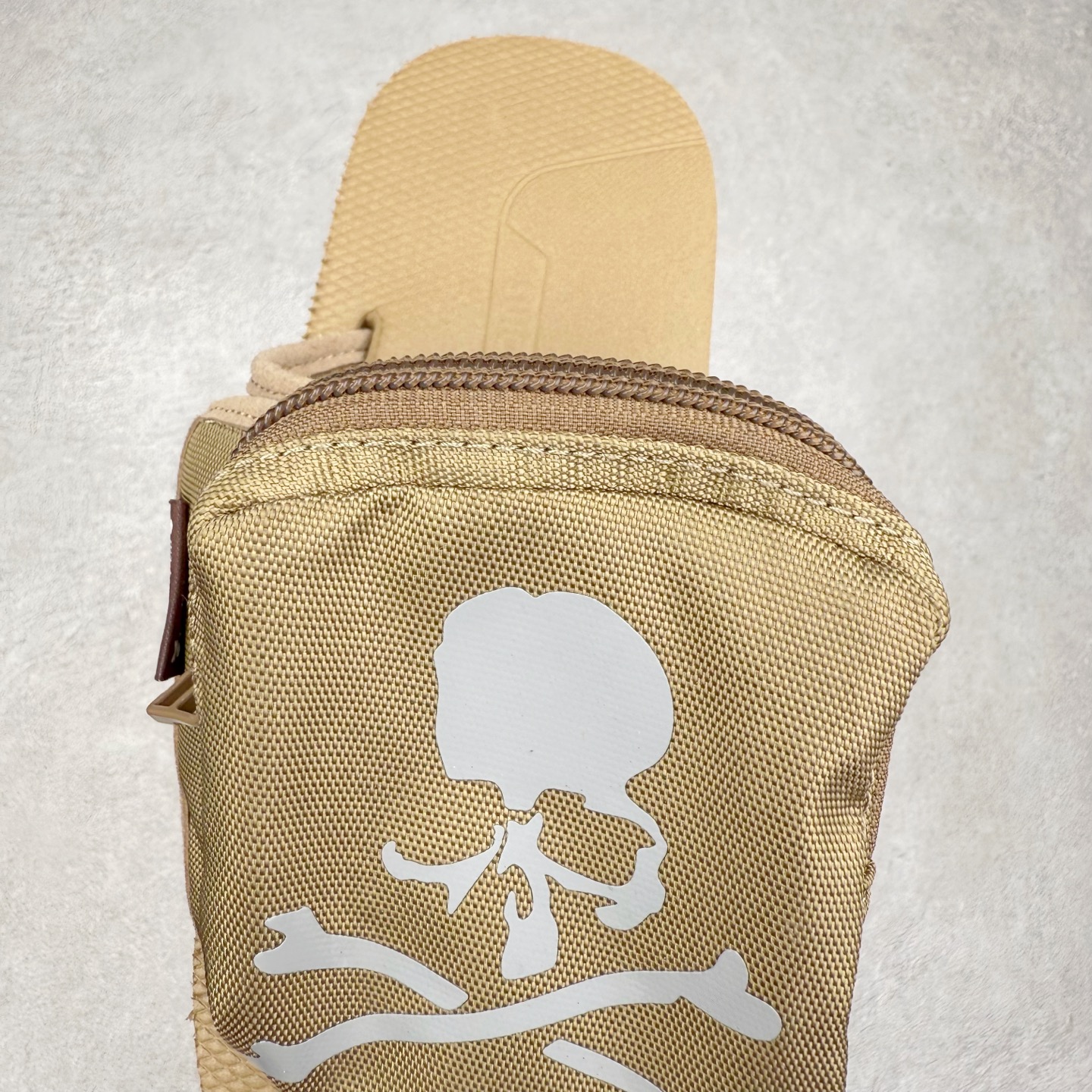 图片[5]-mastermind JAPAN x Suicoke MMJ联名骷髅标志刺绣露趾时尚凉拖 mastermind JAPAN 作为日本暗黑系街头品牌的代表，最近终于又出联名鞋了！ 此次携手 SUICOKE￼ 带来了黑色和卡其色两款配色。 采用魔术贴鞋面，可调节设计提供了舒适度。 鞋面安排有 3M 反光 mastermind JAPAN 骷髅图案，彰显联名身份。 大口袋设计增加了存储空间和视觉冲击力。 最后搭载有 SUICOKE 一贯的 Vibram 外底收尾，增强耐用性同时保证脚感。 夏日出街该穿哪双鞋，对潮流玩家来说是个问题，SUICOKE 与 mastermind JAPAN 合作带来的新品为各位提供了新选择。 实拍调校N版已经零色差零失真 百分百还原实物色彩所见即所得 不存在货不对板色差等低级问题 选购参考实物拍摄 不混卖不参货 只用心做好货严格选品 承诺混一赔十 尺码：36 36.5 37.5 38 38.5 39 40 40.5 41 42 42.5 43 44 44.5 45 46-选品中心