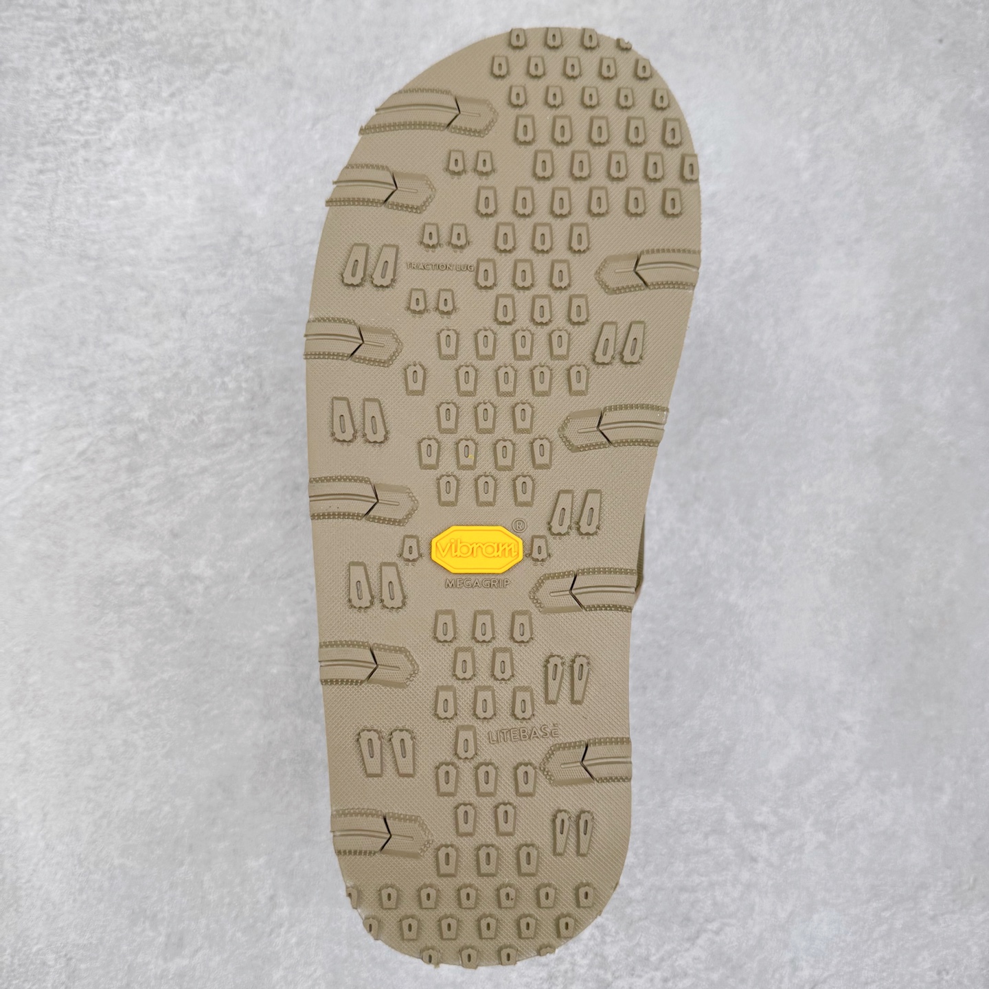 图片[9]-mastermind JAPAN x Suicoke MMJ联名骷髅标志刺绣露趾时尚凉拖 mastermind JAPAN 作为日本暗黑系街头品牌的代表，最近终于又出联名鞋了！ 此次携手 SUICOKE￼ 带来了黑色和卡其色两款配色。 采用魔术贴鞋面，可调节设计提供了舒适度。 鞋面安排有 3M 反光 mastermind JAPAN 骷髅图案，彰显联名身份。 大口袋设计增加了存储空间和视觉冲击力。 最后搭载有 SUICOKE 一贯的 Vibram 外底收尾，增强耐用性同时保证脚感。 夏日出街该穿哪双鞋，对潮流玩家来说是个问题，SUICOKE 与 mastermind JAPAN 合作带来的新品为各位提供了新选择。 实拍调校N版已经零色差零失真 百分百还原实物色彩所见即所得 不存在货不对板色差等低级问题 选购参考实物拍摄 不混卖不参货 只用心做好货严格选品 承诺混一赔十 尺码：36 36.5 37.5 38 38.5 39 40 40.5 41 42 42.5 43 44 44.5 45 46-选品中心