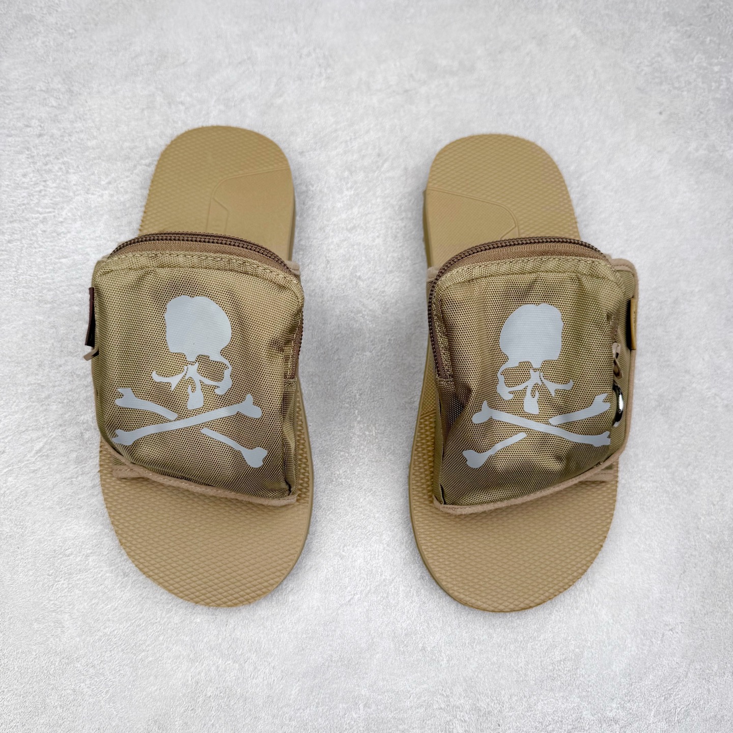 图片[2]-mastermind JAPAN x Suicoke MMJ联名骷髅标志刺绣露趾时尚凉拖 mastermind JAPAN 作为日本暗黑系街头品牌的代表，最近终于又出联名鞋了！ 此次携手 SUICOKE￼ 带来了黑色和卡其色两款配色。 采用魔术贴鞋面，可调节设计提供了舒适度。 鞋面安排有 3M 反光 mastermind JAPAN 骷髅图案，彰显联名身份。 大口袋设计增加了存储空间和视觉冲击力。 最后搭载有 SUICOKE 一贯的 Vibram 外底收尾，增强耐用性同时保证脚感。 夏日出街该穿哪双鞋，对潮流玩家来说是个问题，SUICOKE 与 mastermind JAPAN 合作带来的新品为各位提供了新选择。 实拍调校N版已经零色差零失真 百分百还原实物色彩所见即所得 不存在货不对板色差等低级问题 选购参考实物拍摄 不混卖不参货 只用心做好货严格选品 承诺混一赔十 尺码：36 36.5 37.5 38 38.5 39 40 40.5 41 42 42.5 43 44 44.5 45 46-选品中心