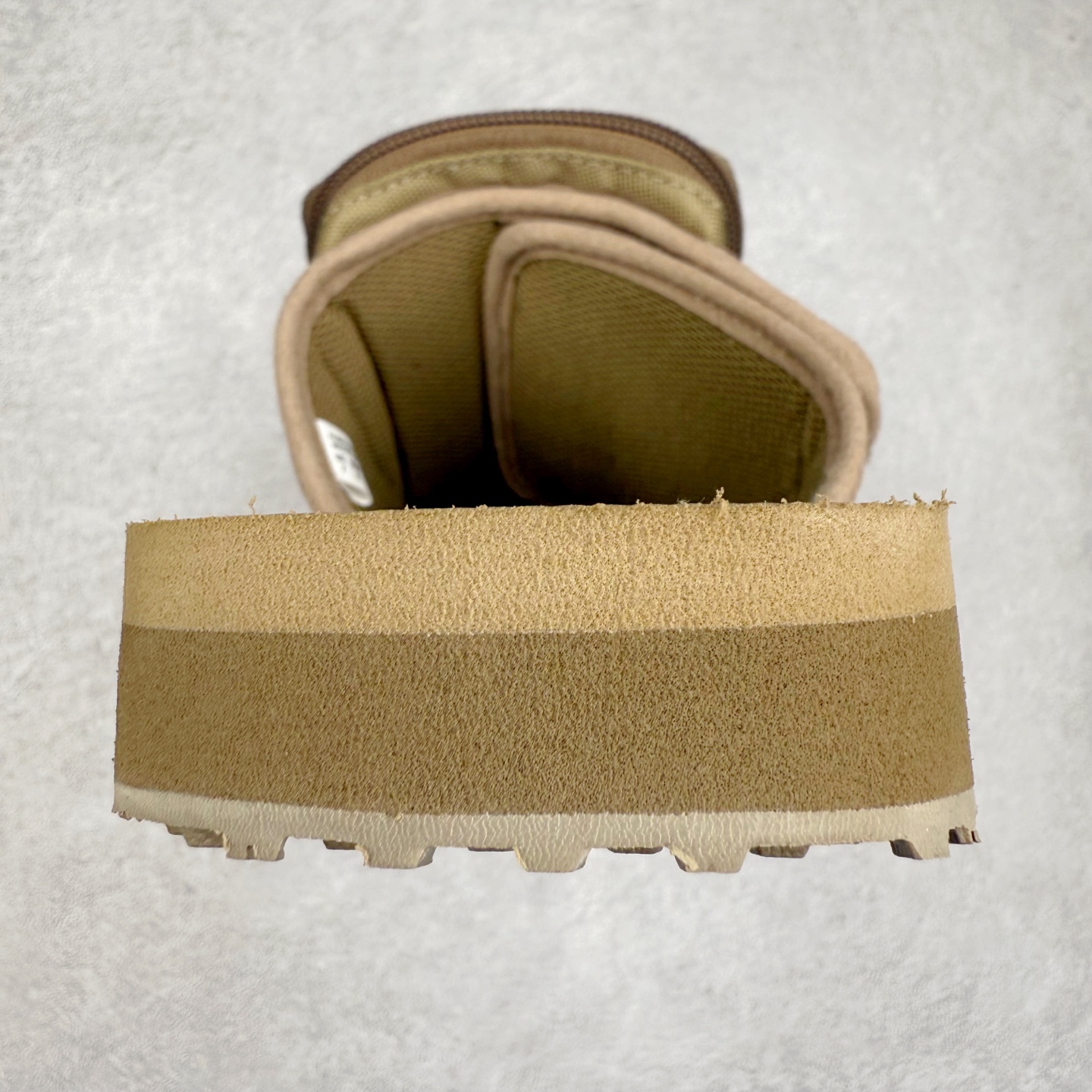 图片[8]-mastermind JAPAN x Suicoke MMJ联名骷髅标志刺绣露趾时尚凉拖 mastermind JAPAN 作为日本暗黑系街头品牌的代表，最近终于又出联名鞋了！ 此次携手 SUICOKE￼ 带来了黑色和卡其色两款配色。 采用魔术贴鞋面，可调节设计提供了舒适度。 鞋面安排有 3M 反光 mastermind JAPAN 骷髅图案，彰显联名身份。 大口袋设计增加了存储空间和视觉冲击力。 最后搭载有 SUICOKE 一贯的 Vibram 外底收尾，增强耐用性同时保证脚感。 夏日出街该穿哪双鞋，对潮流玩家来说是个问题，SUICOKE 与 mastermind JAPAN 合作带来的新品为各位提供了新选择。 实拍调校N版已经零色差零失真 百分百还原实物色彩所见即所得 不存在货不对板色差等低级问题 选购参考实物拍摄 不混卖不参货 只用心做好货严格选品 承诺混一赔十 尺码：36 36.5 37.5 38 38.5 39 40 40.5 41 42 42.5 43 44 44.5 45 46-选品中心