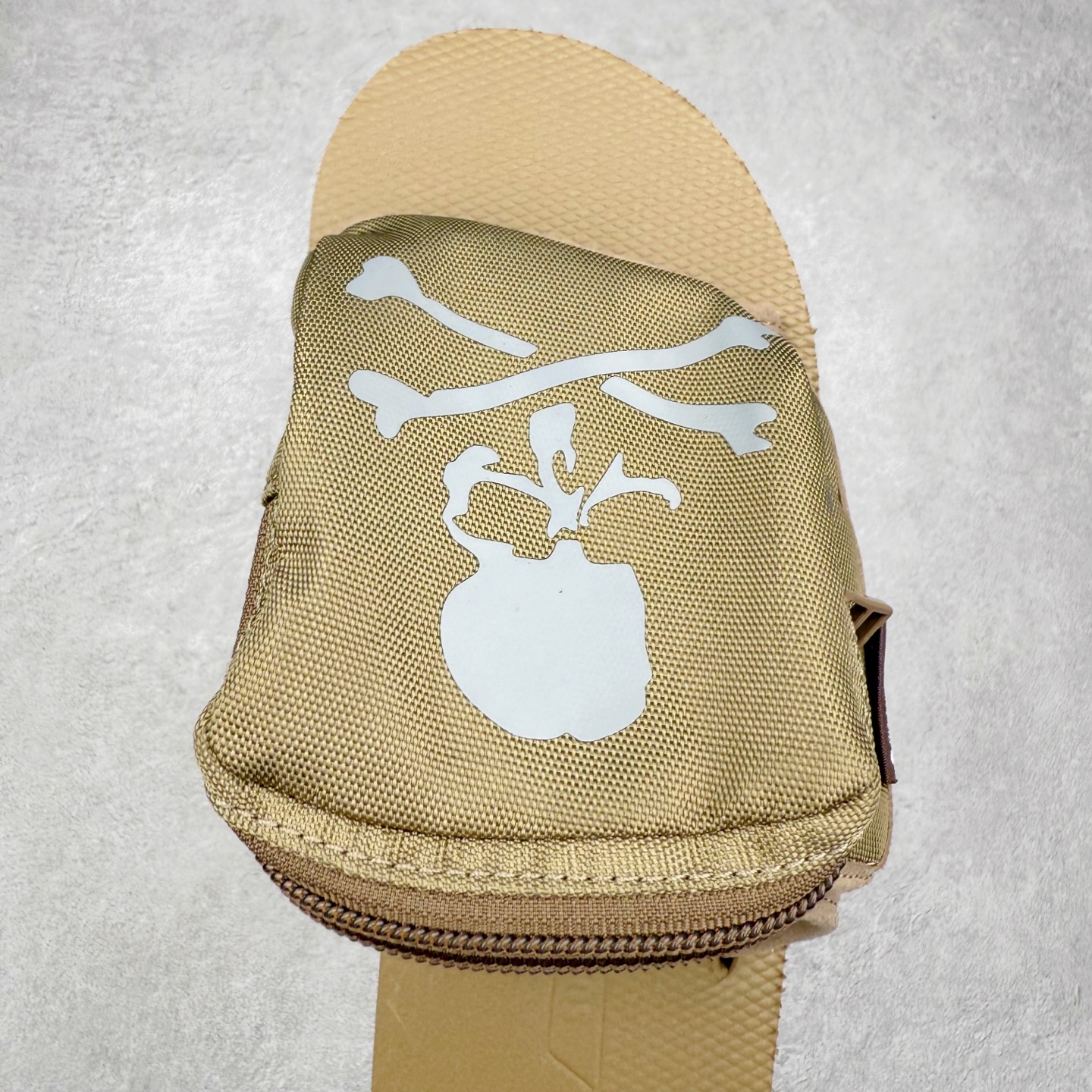 图片[4]-mastermind JAPAN x Suicoke MMJ联名骷髅标志刺绣露趾时尚凉拖 mastermind JAPAN 作为日本暗黑系街头品牌的代表，最近终于又出联名鞋了！ 此次携手 SUICOKE￼ 带来了黑色和卡其色两款配色。 采用魔术贴鞋面，可调节设计提供了舒适度。 鞋面安排有 3M 反光 mastermind JAPAN 骷髅图案，彰显联名身份。 大口袋设计增加了存储空间和视觉冲击力。 最后搭载有 SUICOKE 一贯的 Vibram 外底收尾，增强耐用性同时保证脚感。 夏日出街该穿哪双鞋，对潮流玩家来说是个问题，SUICOKE 与 mastermind JAPAN 合作带来的新品为各位提供了新选择。 实拍调校N版已经零色差零失真 百分百还原实物色彩所见即所得 不存在货不对板色差等低级问题 选购参考实物拍摄 不混卖不参货 只用心做好货严格选品 承诺混一赔十 尺码：36 36.5 37.5 38 38.5 39 40 40.5 41 42 42.5 43 44 44.5 45 46-选品中心