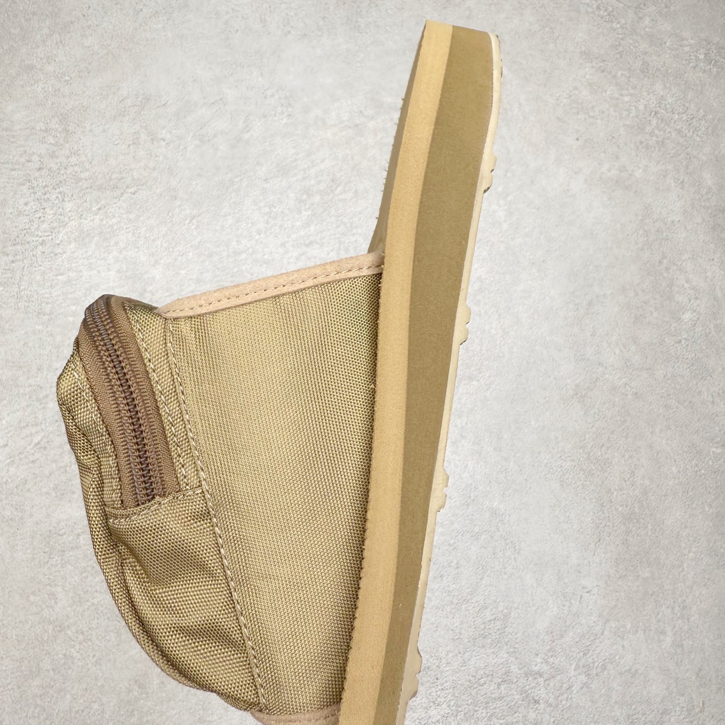 图片[7]-mastermind JAPAN x Suicoke MMJ联名骷髅标志刺绣露趾时尚凉拖 mastermind JAPAN 作为日本暗黑系街头品牌的代表，最近终于又出联名鞋了！ 此次携手 SUICOKE￼ 带来了黑色和卡其色两款配色。 采用魔术贴鞋面，可调节设计提供了舒适度。 鞋面安排有 3M 反光 mastermind JAPAN 骷髅图案，彰显联名身份。 大口袋设计增加了存储空间和视觉冲击力。 最后搭载有 SUICOKE 一贯的 Vibram 外底收尾，增强耐用性同时保证脚感。 夏日出街该穿哪双鞋，对潮流玩家来说是个问题，SUICOKE 与 mastermind JAPAN 合作带来的新品为各位提供了新选择。 实拍调校N版已经零色差零失真 百分百还原实物色彩所见即所得 不存在货不对板色差等低级问题 选购参考实物拍摄 不混卖不参货 只用心做好货严格选品 承诺混一赔十 尺码：36 36.5 37.5 38 38.5 39 40 40.5 41 42 42.5 43 44 44.5 45 46-选品中心