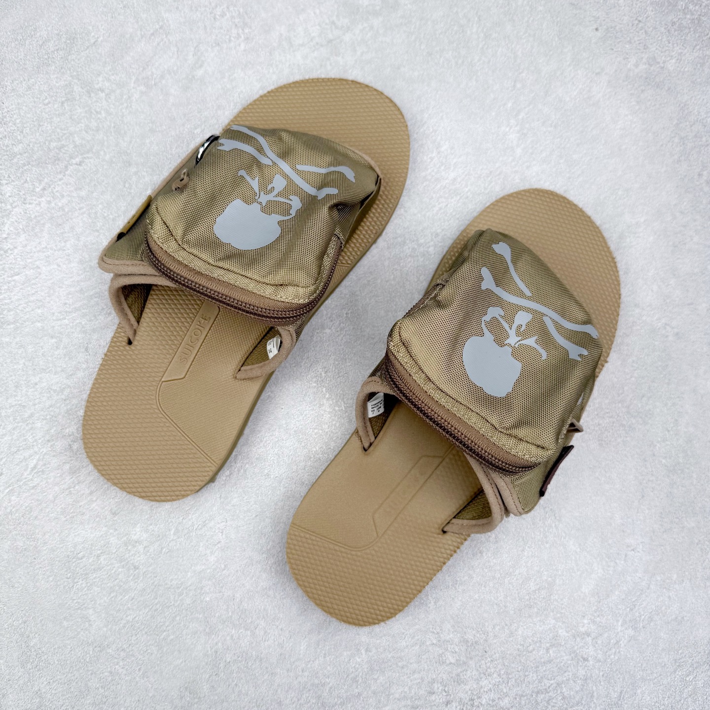 图片[3]-mastermind JAPAN x Suicoke MMJ联名骷髅标志刺绣露趾时尚凉拖 mastermind JAPAN 作为日本暗黑系街头品牌的代表，最近终于又出联名鞋了！ 此次携手 SUICOKE￼ 带来了黑色和卡其色两款配色。 采用魔术贴鞋面，可调节设计提供了舒适度。 鞋面安排有 3M 反光 mastermind JAPAN 骷髅图案，彰显联名身份。 大口袋设计增加了存储空间和视觉冲击力。 最后搭载有 SUICOKE 一贯的 Vibram 外底收尾，增强耐用性同时保证脚感。 夏日出街该穿哪双鞋，对潮流玩家来说是个问题，SUICOKE 与 mastermind JAPAN 合作带来的新品为各位提供了新选择。 实拍调校N版已经零色差零失真 百分百还原实物色彩所见即所得 不存在货不对板色差等低级问题 选购参考实物拍摄 不混卖不参货 只用心做好货严格选品 承诺混一赔十 尺码：36 36.5 37.5 38 38.5 39 40 40.5 41 42 42.5 43 44 44.5 45 46-选品中心