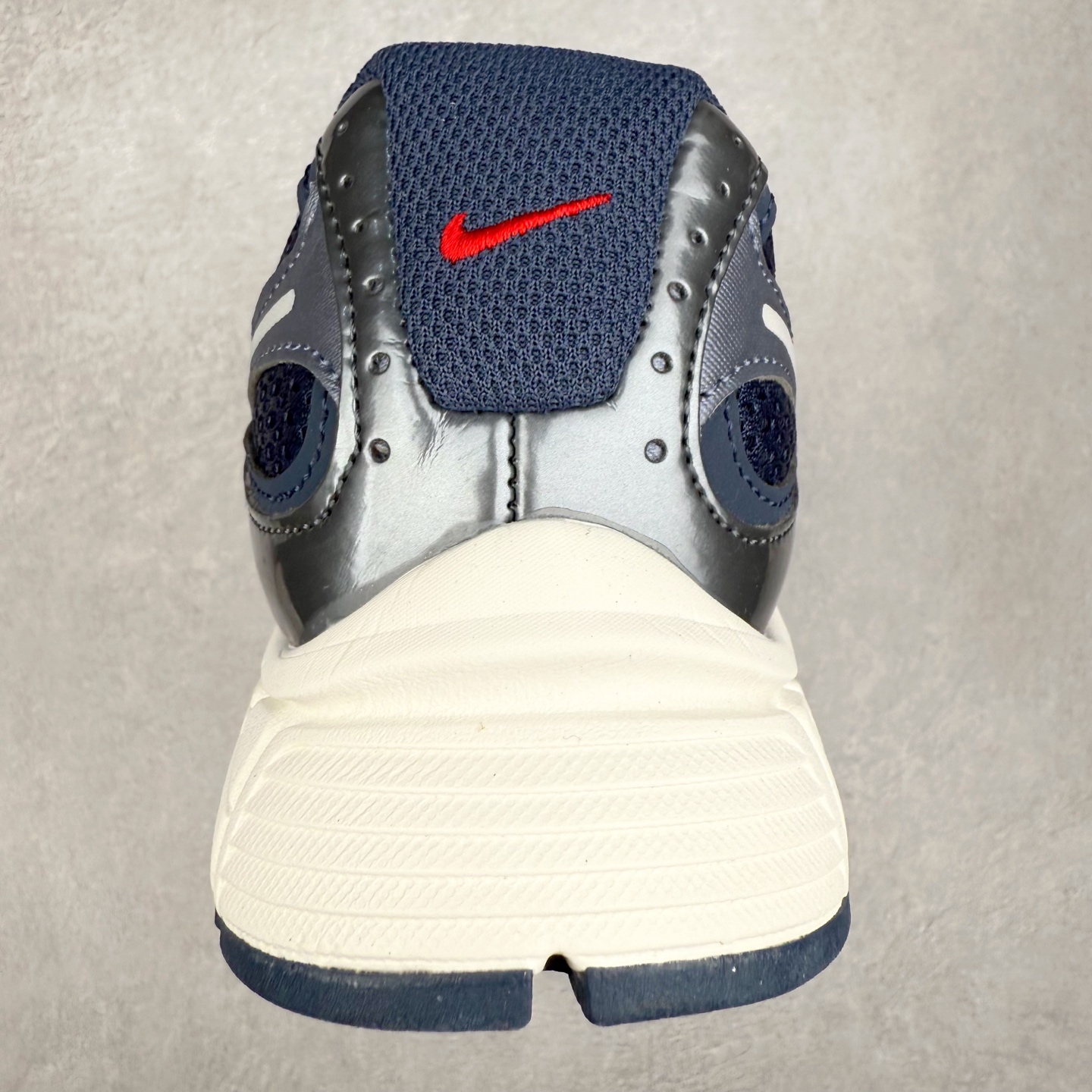 图片[8]-NK V5 RNR 舒适百搭防滑耐磨低帮跑步鞋 II6292-001 舒适有型适合日常穿着 该鞋款延续千禧年经典设计搭载泡绵中底 厚实而轻盈匠心细节巧搭立体耐克勾标志焕新演绎复古跑鞋 鞋款从千禧年美学汲取灵感 混搭多种材质突显层次感立体感和传统跑步风范 尺码：36 36.5 37.5 38 38.5 39 40 40.5 41 42 42.5 43 44 44.5 45-选品中心