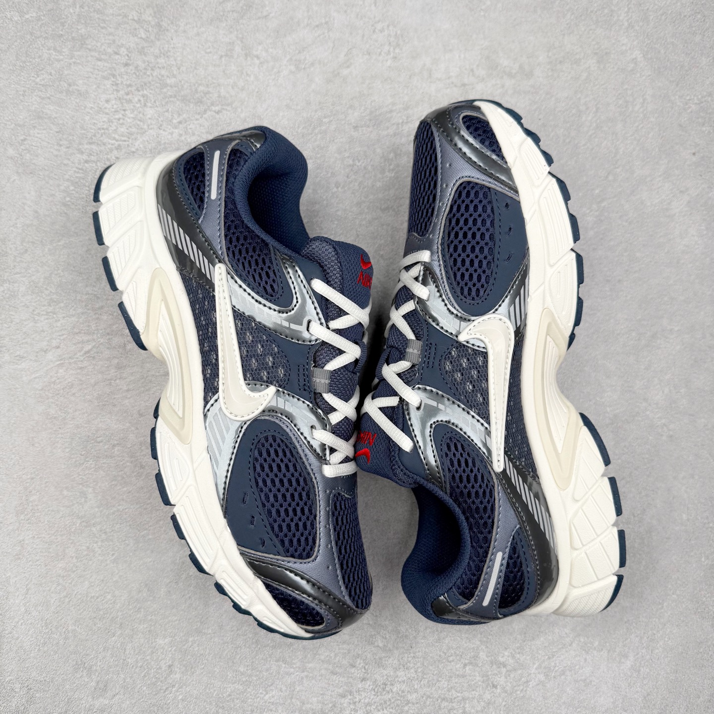 图片[3]-NK V5 RNR 舒适百搭防滑耐磨低帮跑步鞋 II6292-001 舒适有型适合日常穿着 该鞋款延续千禧年经典设计搭载泡绵中底 厚实而轻盈匠心细节巧搭立体耐克勾标志焕新演绎复古跑鞋 鞋款从千禧年美学汲取灵感 混搭多种材质突显层次感立体感和传统跑步风范 尺码：36 36.5 37.5 38 38.5 39 40 40.5 41 42 42.5 43 44 44.5 45-选品中心