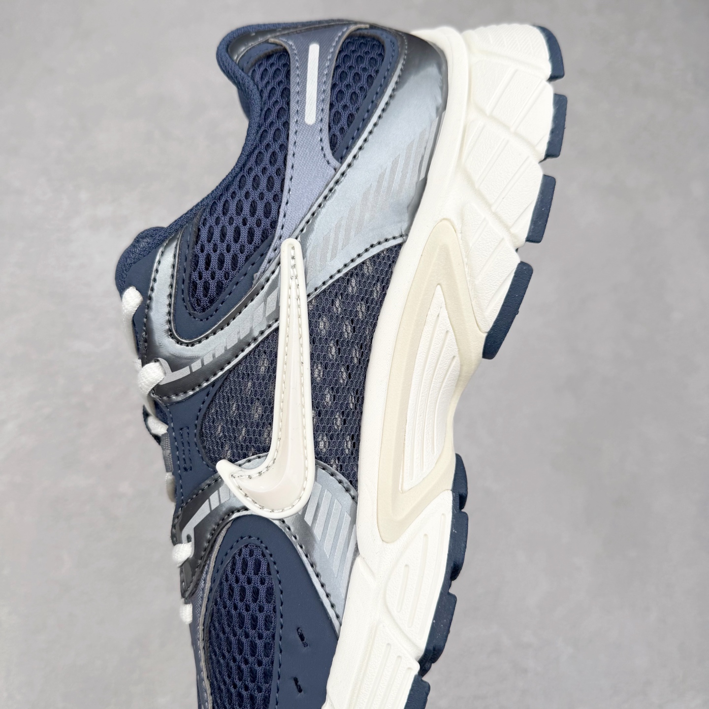 图片[7]-NK V5 RNR 舒适百搭防滑耐磨低帮跑步鞋 II6292-001 舒适有型适合日常穿着 该鞋款延续千禧年经典设计搭载泡绵中底 厚实而轻盈匠心细节巧搭立体耐克勾标志焕新演绎复古跑鞋 鞋款从千禧年美学汲取灵感 混搭多种材质突显层次感立体感和传统跑步风范 尺码：36 36.5 37.5 38 38.5 39 40 40.5 41 42 42.5 43 44 44.5 45-选品中心