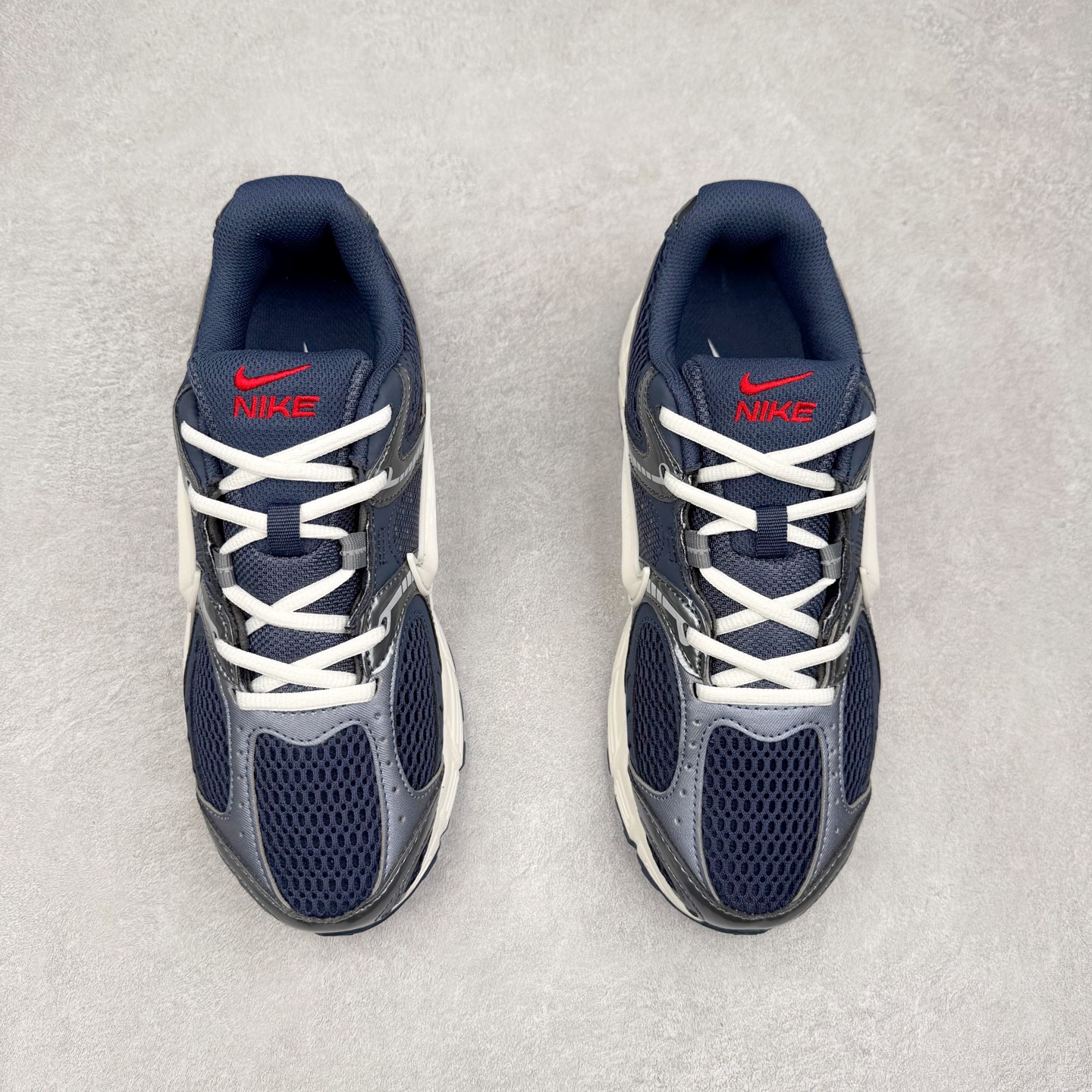 图片[2]-NK V5 RNR 舒适百搭防滑耐磨低帮跑步鞋 II6292-001 舒适有型适合日常穿着 该鞋款延续千禧年经典设计搭载泡绵中底 厚实而轻盈匠心细节巧搭立体耐克勾标志焕新演绎复古跑鞋 鞋款从千禧年美学汲取灵感 混搭多种材质突显层次感立体感和传统跑步风范 尺码：36 36.5 37.5 38 38.5 39 40 40.5 41 42 42.5 43 44 44.5 45-选品中心