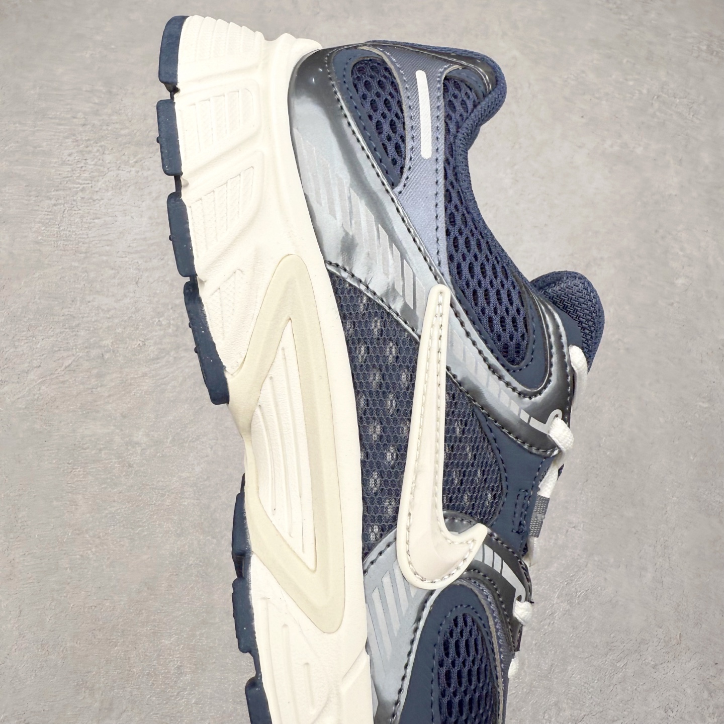 图片[6]-NK V5 RNR 舒适百搭防滑耐磨低帮跑步鞋 II6292-001 舒适有型适合日常穿着 该鞋款延续千禧年经典设计搭载泡绵中底 厚实而轻盈匠心细节巧搭立体耐克勾标志焕新演绎复古跑鞋 鞋款从千禧年美学汲取灵感 混搭多种材质突显层次感立体感和传统跑步风范 尺码：36 36.5 37.5 38 38.5 39 40 40.5 41 42 42.5 43 44 44.5 45-选品中心