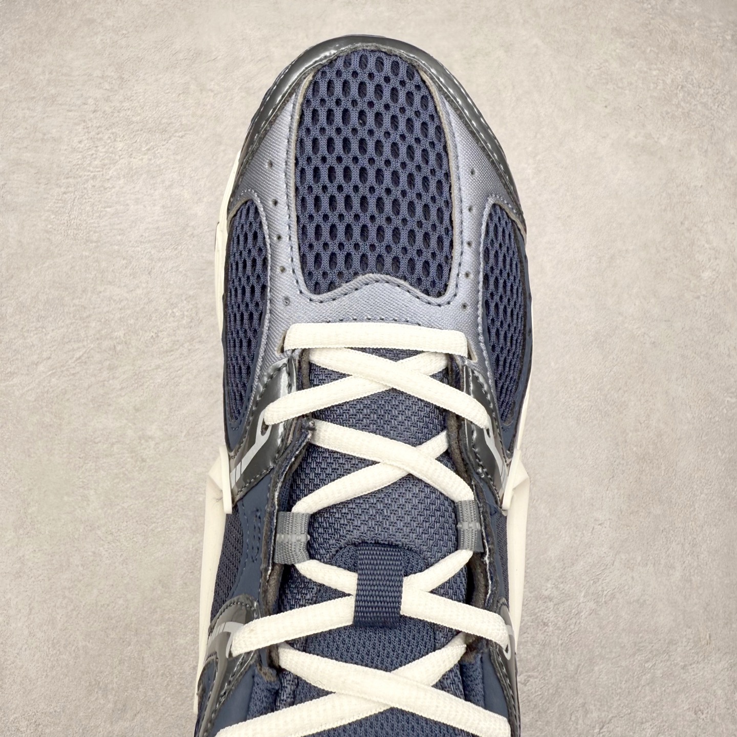 图片[4]-NK V5 RNR 舒适百搭防滑耐磨低帮跑步鞋 II6292-001 舒适有型适合日常穿着 该鞋款延续千禧年经典设计搭载泡绵中底 厚实而轻盈匠心细节巧搭立体耐克勾标志焕新演绎复古跑鞋 鞋款从千禧年美学汲取灵感 混搭多种材质突显层次感立体感和传统跑步风范 尺码：36 36.5 37.5 38 38.5 39 40 40.5 41 42 42.5 43 44 44.5 45-选品中心