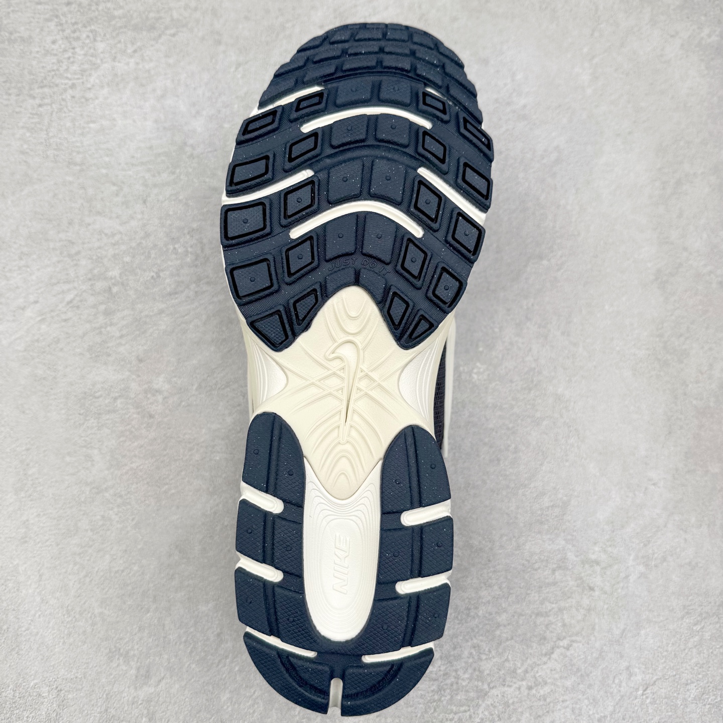 图片[9]-NK V5 RNR 舒适百搭防滑耐磨低帮跑步鞋 II6292-001 舒适有型适合日常穿着 该鞋款延续千禧年经典设计搭载泡绵中底 厚实而轻盈匠心细节巧搭立体耐克勾标志焕新演绎复古跑鞋 鞋款从千禧年美学汲取灵感 混搭多种材质突显层次感立体感和传统跑步风范 尺码：36 36.5 37.5 38 38.5 39 40 40.5 41 42 42.5 43 44 44.5 45-选品中心