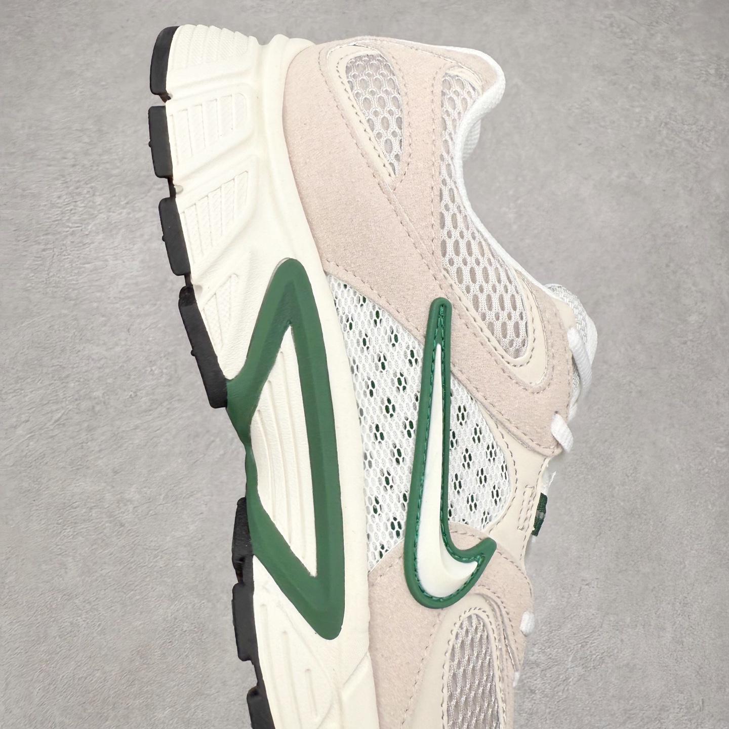 图片[6]-NK V5 RNR 舒适百搭防滑耐磨低帮跑步鞋 IH4381-437 舒适有型适合日常穿着 该鞋款延续千禧年经典设计搭载泡绵中底 厚实而轻盈匠心细节巧搭立体耐克勾标志焕新演绎复古跑鞋 鞋款从千禧年美学汲取灵感 混搭多种材质突显层次感立体感和传统跑步风范 尺码：36 36.5 37.5 38 38.5 39 40 40.5 41 42 42.5 43 44 44.5 45-选品中心