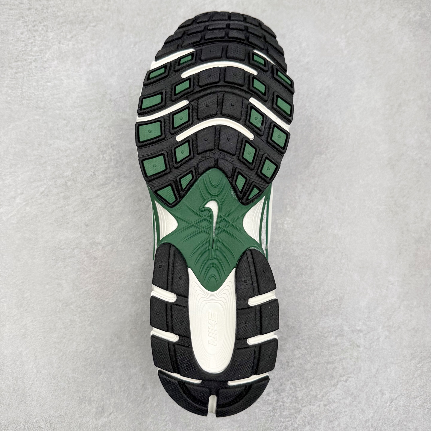 图片[9]-NK V5 RNR 舒适百搭防滑耐磨低帮跑步鞋 IH4381-437 舒适有型适合日常穿着 该鞋款延续千禧年经典设计搭载泡绵中底 厚实而轻盈匠心细节巧搭立体耐克勾标志焕新演绎复古跑鞋 鞋款从千禧年美学汲取灵感 混搭多种材质突显层次感立体感和传统跑步风范 尺码：36 36.5 37.5 38 38.5 39 40 40.5 41 42 42.5 43 44 44.5 45-选品中心