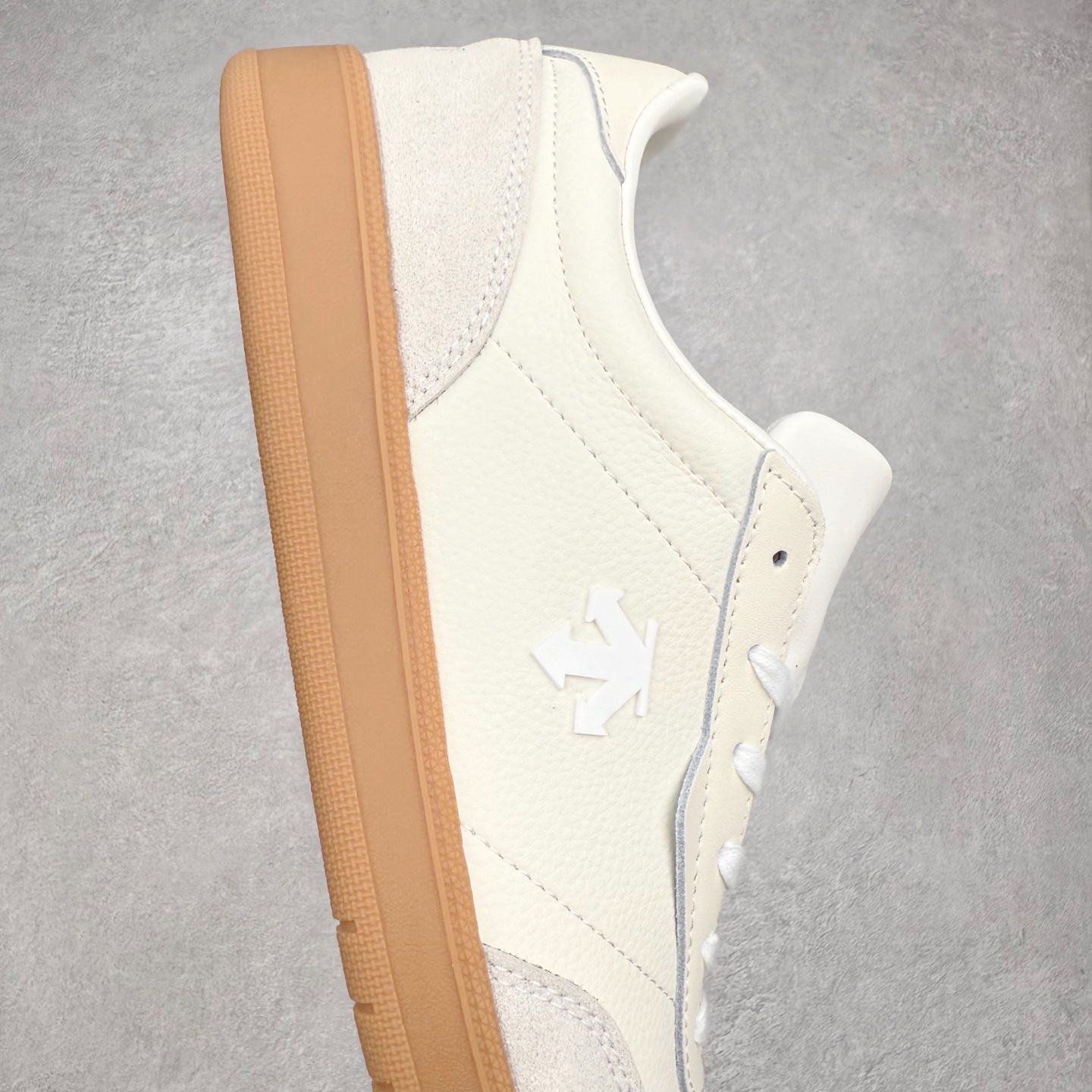 图片[6]-DESCENTE 迪桑特复古拼接舒适百搭耐磨低帮生活休闲鞋 DESCENTE（迪桑特）创立于1935年，品牌名取自法语词汇，意为“滑降”。品牌箭头标识代表滑雪的三种技术“高速直线滑行”、“穿越”和“侧滑”，也寓意品牌在打造高端专业运动产品中不断追求完美的创新精神，致力于成为中国高端专业滑雪、综训、女子、铁人三项、高尔夫的第一品牌。实拍调校N版已经零色差零失真 百分百还原实物色彩所见即所得 不存在货不对板色差等低级问题 选购参考实物拍摄 不混卖不参货 只用心做好货严格选品 承诺混一赔十 尺码：36 36.5 37.5 38 38.5 39 40 40.5 41 42 42.5 43 44 44.5 45-选品中心