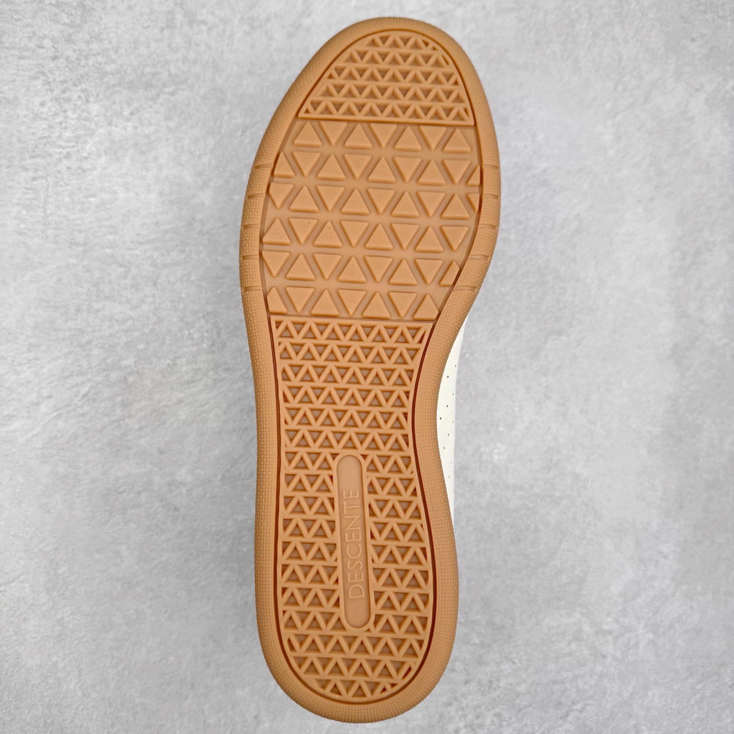 图片[9]-DESCENTE 迪桑特复古拼接舒适百搭耐磨低帮生活休闲鞋 DESCENTE（迪桑特）创立于1935年，品牌名取自法语词汇，意为“滑降”。品牌箭头标识代表滑雪的三种技术“高速直线滑行”、“穿越”和“侧滑”，也寓意品牌在打造高端专业运动产品中不断追求完美的创新精神，致力于成为中国高端专业滑雪、综训、女子、铁人三项、高尔夫的第一品牌。实拍调校N版已经零色差零失真 百分百还原实物色彩所见即所得 不存在货不对板色差等低级问题 选购参考实物拍摄 不混卖不参货 只用心做好货严格选品 承诺混一赔十 尺码：36 36.5 37.5 38 38.5 39 40 40.5 41 42 42.5 43 44 44.5 45-选品中心