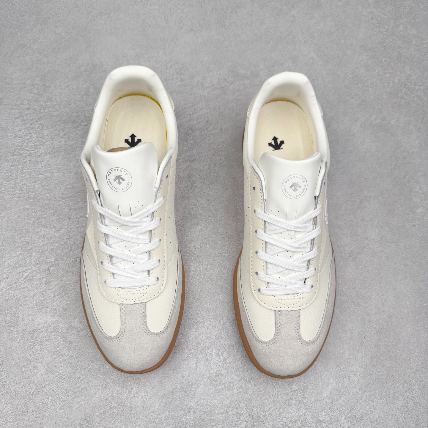 图片[2]-DESCENTE 迪桑特复古拼接舒适百搭耐磨低帮生活休闲鞋 DESCENTE（迪桑特）创立于1935年，品牌名取自法语词汇，意为“滑降”。品牌箭头标识代表滑雪的三种技术“高速直线滑行”、“穿越”和“侧滑”，也寓意品牌在打造高端专业运动产品中不断追求完美的创新精神，致力于成为中国高端专业滑雪、综训、女子、铁人三项、高尔夫的第一品牌。实拍调校N版已经零色差零失真 百分百还原实物色彩所见即所得 不存在货不对板色差等低级问题 选购参考实物拍摄 不混卖不参货 只用心做好货严格选品 承诺混一赔十 尺码：36 36.5 37.5 38 38.5 39 40 40.5 41 42 42.5 43 44 44.5 45-选品中心