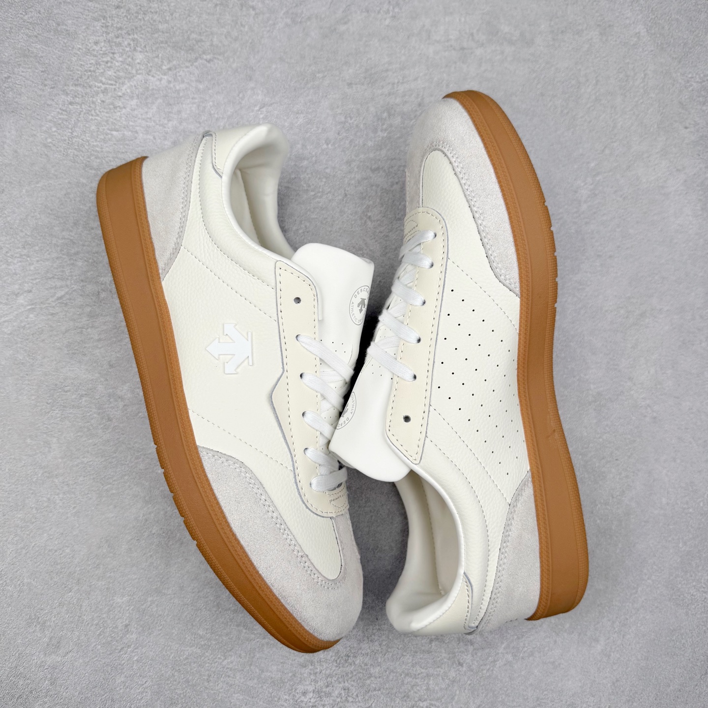 图片[3]-DESCENTE 迪桑特复古拼接舒适百搭耐磨低帮生活休闲鞋 DESCENTE（迪桑特）创立于1935年，品牌名取自法语词汇，意为“滑降”。品牌箭头标识代表滑雪的三种技术“高速直线滑行”、“穿越”和“侧滑”，也寓意品牌在打造高端专业运动产品中不断追求完美的创新精神，致力于成为中国高端专业滑雪、综训、女子、铁人三项、高尔夫的第一品牌。实拍调校N版已经零色差零失真 百分百还原实物色彩所见即所得 不存在货不对板色差等低级问题 选购参考实物拍摄 不混卖不参货 只用心做好货严格选品 承诺混一赔十 尺码：36 36.5 37.5 38 38.5 39 40 40.5 41 42 42.5 43 44 44.5 45-选品中心