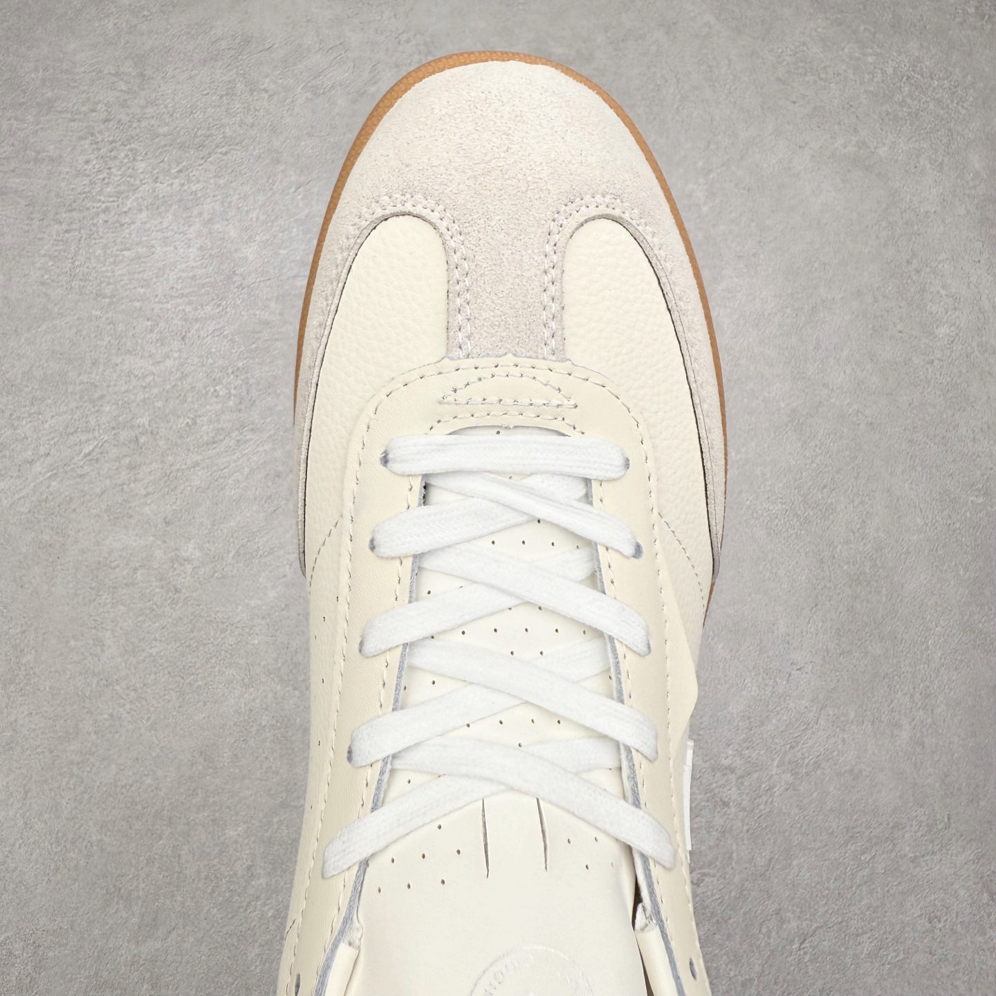 图片[4]-DESCENTE 迪桑特复古拼接舒适百搭耐磨低帮生活休闲鞋 DESCENTE（迪桑特）创立于1935年，品牌名取自法语词汇，意为“滑降”。品牌箭头标识代表滑雪的三种技术“高速直线滑行”、“穿越”和“侧滑”，也寓意品牌在打造高端专业运动产品中不断追求完美的创新精神，致力于成为中国高端专业滑雪、综训、女子、铁人三项、高尔夫的第一品牌。实拍调校N版已经零色差零失真 百分百还原实物色彩所见即所得 不存在货不对板色差等低级问题 选购参考实物拍摄 不混卖不参货 只用心做好货严格选品 承诺混一赔十 尺码：36 36.5 37.5 38 38.5 39 40 40.5 41 42 42.5 43 44 44.5 45-选品中心