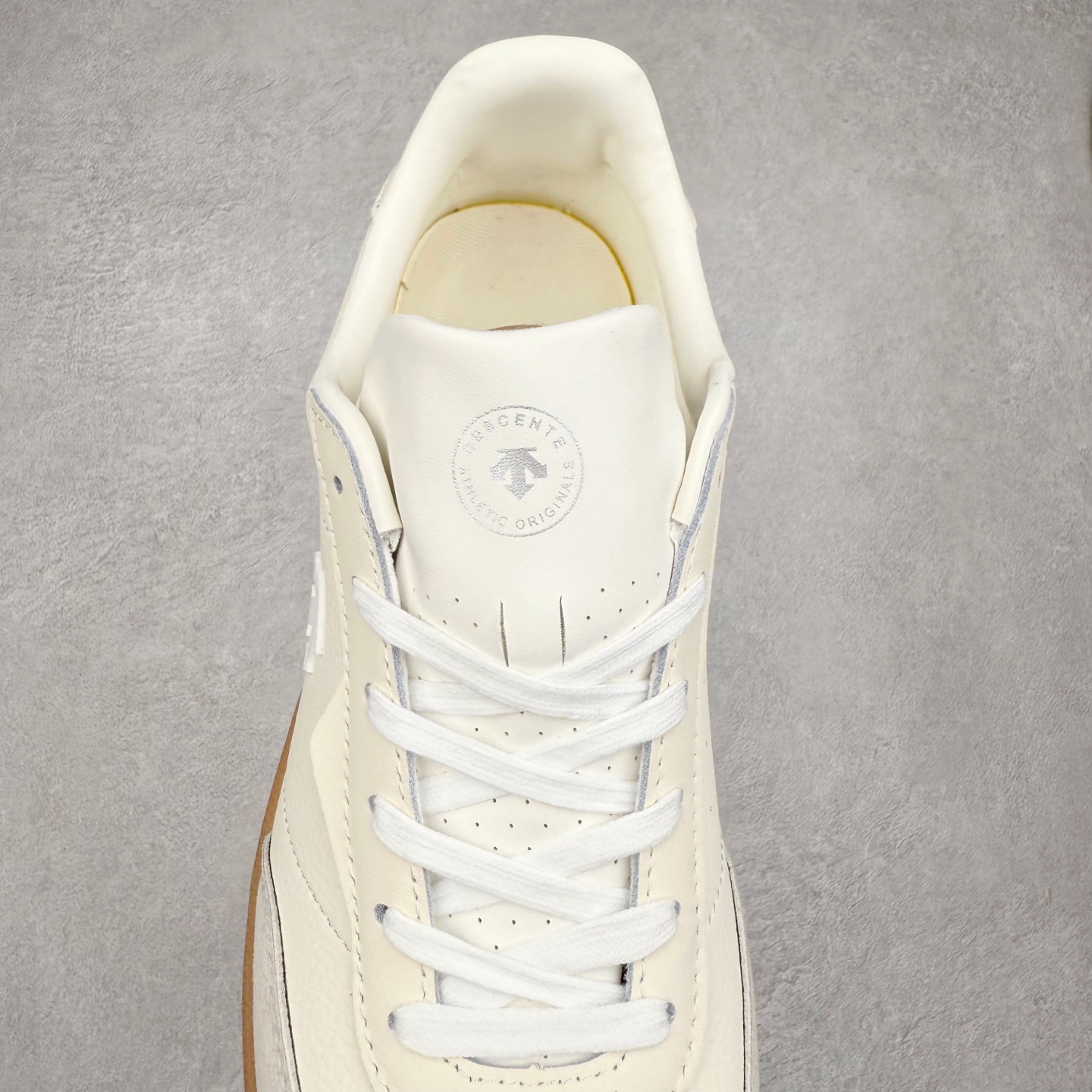 图片[5]-DESCENTE 迪桑特复古拼接舒适百搭耐磨低帮生活休闲鞋 DESCENTE（迪桑特）创立于1935年，品牌名取自法语词汇，意为“滑降”。品牌箭头标识代表滑雪的三种技术“高速直线滑行”、“穿越”和“侧滑”，也寓意品牌在打造高端专业运动产品中不断追求完美的创新精神，致力于成为中国高端专业滑雪、综训、女子、铁人三项、高尔夫的第一品牌。实拍调校N版已经零色差零失真 百分百还原实物色彩所见即所得 不存在货不对板色差等低级问题 选购参考实物拍摄 不混卖不参货 只用心做好货严格选品 承诺混一赔十 尺码：36 36.5 37.5 38 38.5 39 40 40.5 41 42 42.5 43 44 44.5 45-选品中心