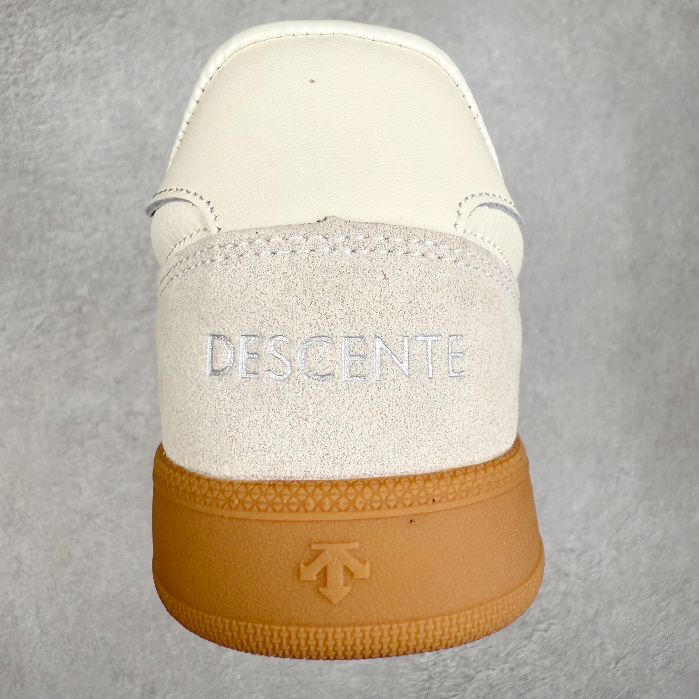 图片[8]-DESCENTE 迪桑特复古拼接舒适百搭耐磨低帮生活休闲鞋 DESCENTE（迪桑特）创立于1935年，品牌名取自法语词汇，意为“滑降”。品牌箭头标识代表滑雪的三种技术“高速直线滑行”、“穿越”和“侧滑”，也寓意品牌在打造高端专业运动产品中不断追求完美的创新精神，致力于成为中国高端专业滑雪、综训、女子、铁人三项、高尔夫的第一品牌。实拍调校N版已经零色差零失真 百分百还原实物色彩所见即所得 不存在货不对板色差等低级问题 选购参考实物拍摄 不混卖不参货 只用心做好货严格选品 承诺混一赔十 尺码：36 36.5 37.5 38 38.5 39 40 40.5 41 42 42.5 43 44 44.5 45-选品中心