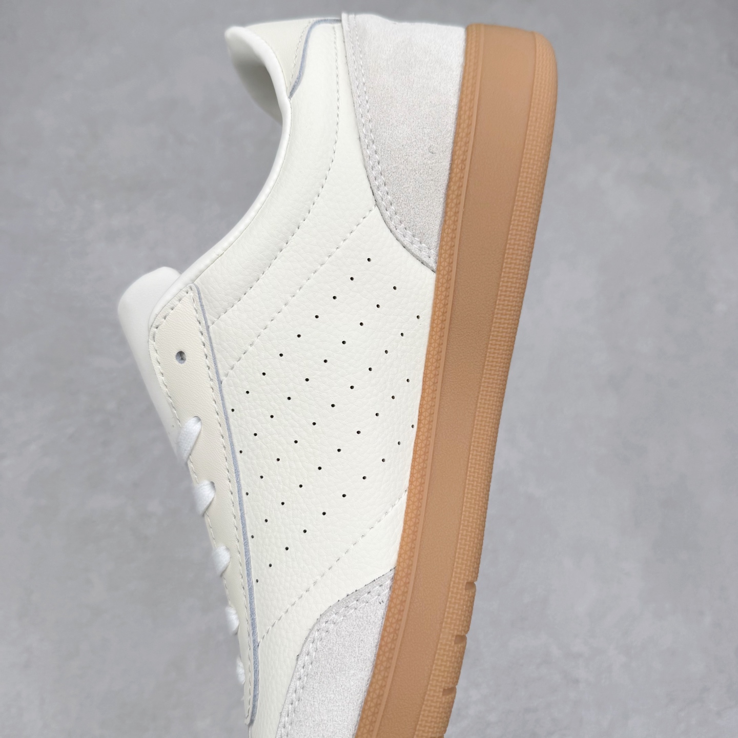 图片[7]-DESCENTE 迪桑特复古拼接舒适百搭耐磨低帮生活休闲鞋 DESCENTE（迪桑特）创立于1935年，品牌名取自法语词汇，意为“滑降”。品牌箭头标识代表滑雪的三种技术“高速直线滑行”、“穿越”和“侧滑”，也寓意品牌在打造高端专业运动产品中不断追求完美的创新精神，致力于成为中国高端专业滑雪、综训、女子、铁人三项、高尔夫的第一品牌。实拍调校N版已经零色差零失真 百分百还原实物色彩所见即所得 不存在货不对板色差等低级问题 选购参考实物拍摄 不混卖不参货 只用心做好货严格选品 承诺混一赔十 尺码：36 36.5 37.5 38 38.5 39 40 40.5 41 42 42.5 43 44 44.5 45-选品中心