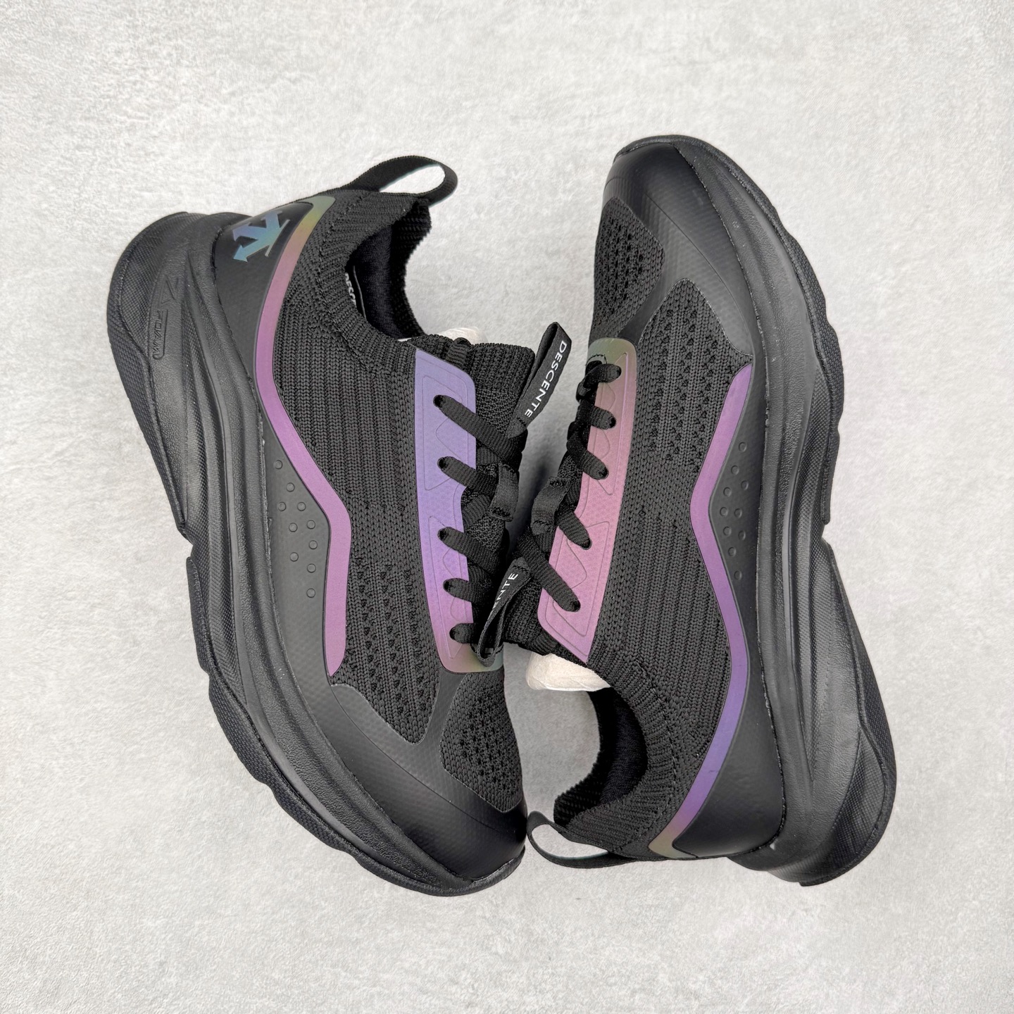 图片[3]-＃HP DESCENTE RUNNING 迪桑特系列舒适休闲运动减震透气低帮跑步鞋 DESCENTE（迪桑特）创立于1935年，品牌名取自法语词汇，意为“滑降”。品牌箭头标识代表滑雪的三种技术“高速直线滑行”、“穿越”和“侧滑”，也寓意品牌在打造高端专业运动产品中不断追求完美的创新精神，致力于成为中国高端专业滑雪、综训、女子、铁人三项、高尔夫的第一品牌。尺码：39 40 40.5 41 42 42.5 43 44 44.5 45-选品中心