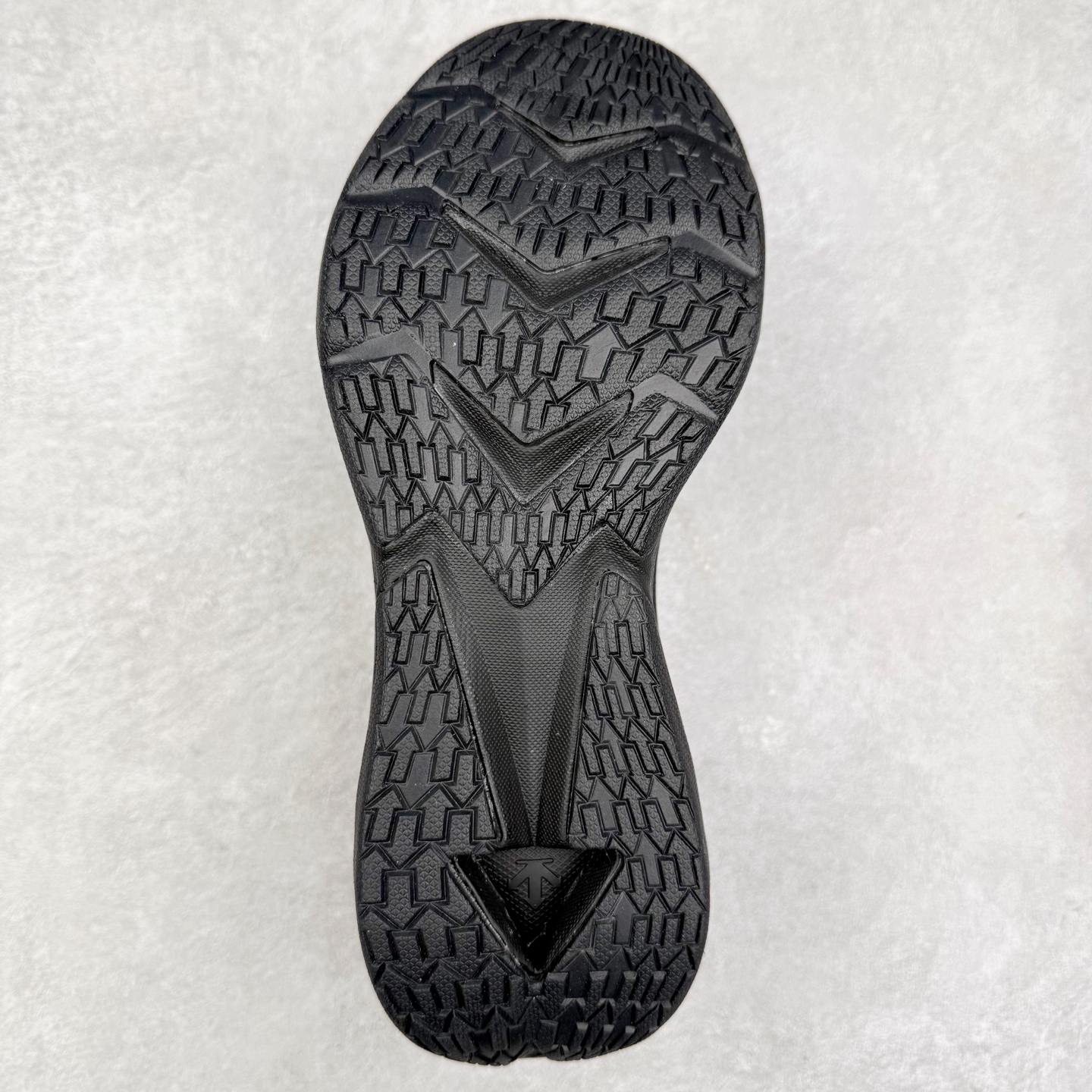 图片[9]-＃HP DESCENTE RUNNING 迪桑特系列舒适休闲运动减震透气低帮跑步鞋 DESCENTE（迪桑特）创立于1935年，品牌名取自法语词汇，意为“滑降”。品牌箭头标识代表滑雪的三种技术“高速直线滑行”、“穿越”和“侧滑”，也寓意品牌在打造高端专业运动产品中不断追求完美的创新精神，致力于成为中国高端专业滑雪、综训、女子、铁人三项、高尔夫的第一品牌。尺码：39 40 40.5 41 42 42.5 43 44 44.5 45-选品中心