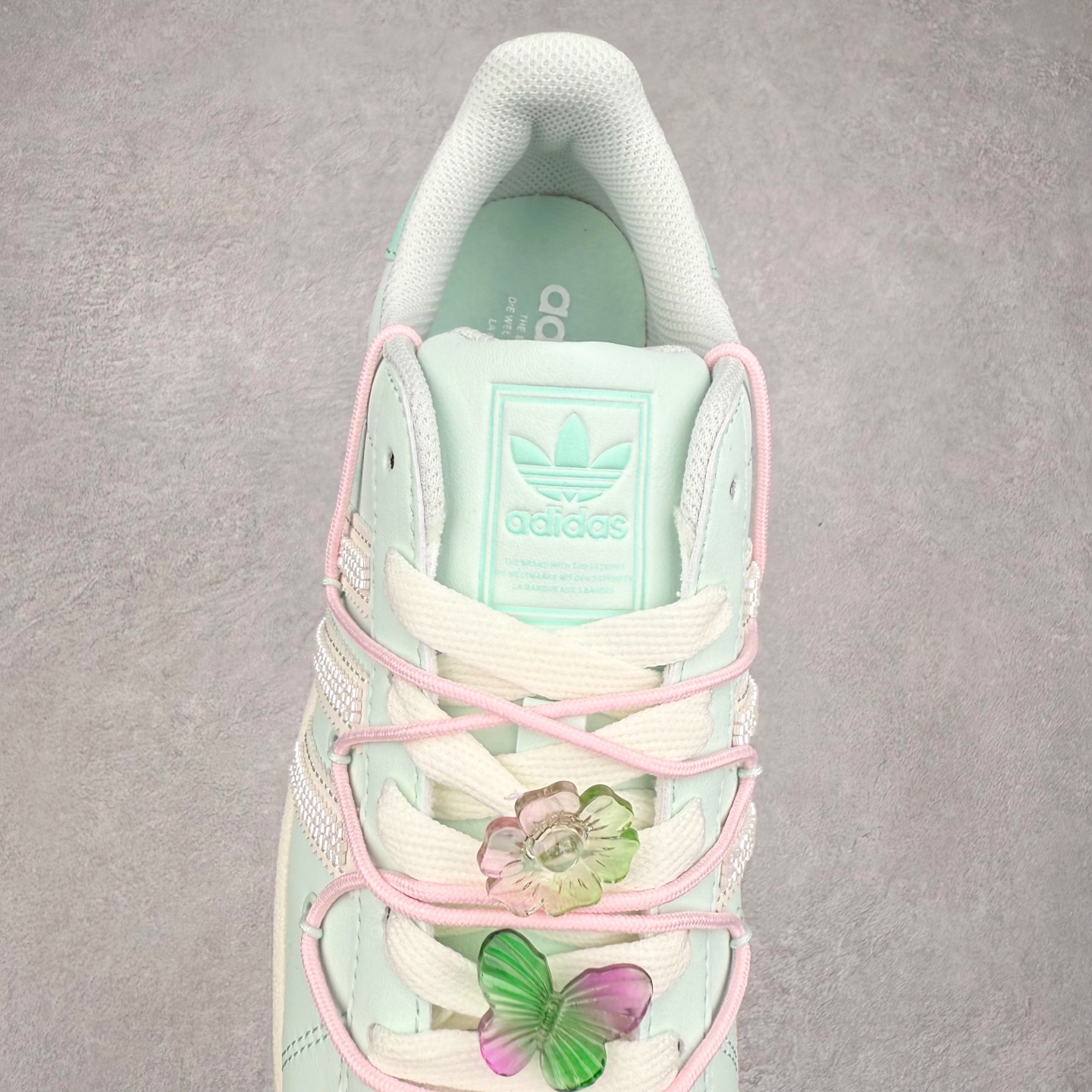 图片[5]-AD Originals Superstar 经典复古贝壳头板鞋 JR1333 诞生于1969年 是第一双将全皮面鞋 身与橡胶鞋头结合在一起的低帮篮球鞋 Superstar最开始 是作为高帮篮球鞋Pro Model的低帮版本而出现的 但因为其独特和醒目的橡胶鞋头造型而让大家熟知 被大家形象地称为\\\”shelltoe\\\”贝壳头 在70年代的美国职业篮球场上 接近3/4的NBA球员都将这双Superstar作为场上用鞋 80年代之后 经过不断的改良和发展 Superstar逐渐成为横跨时装、音乐、街头文化、休闲和运动等各大领域的时尚潮鞋 尺码：36 36.5 37 38 38.5 39 40 40.5 41 42 42.5 43 44 44.5 45-选品中心