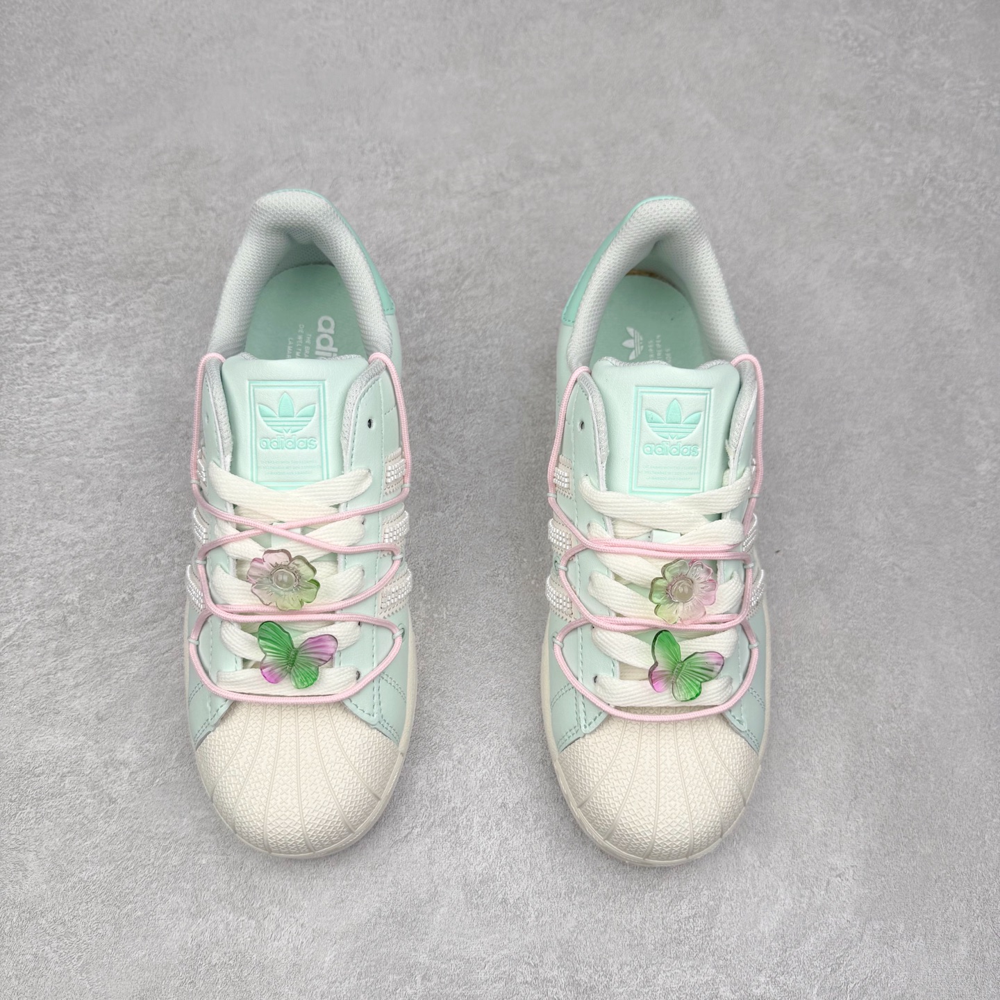 图片[2]-AD Originals Superstar 经典复古贝壳头板鞋 JR1333 诞生于1969年 是第一双将全皮面鞋 身与橡胶鞋头结合在一起的低帮篮球鞋 Superstar最开始 是作为高帮篮球鞋Pro Model的低帮版本而出现的 但因为其独特和醒目的橡胶鞋头造型而让大家熟知 被大家形象地称为\\\”shelltoe\\\”贝壳头 在70年代的美国职业篮球场上 接近3/4的NBA球员都将这双Superstar作为场上用鞋 80年代之后 经过不断的改良和发展 Superstar逐渐成为横跨时装、音乐、街头文化、休闲和运动等各大领域的时尚潮鞋 尺码：36 36.5 37 38 38.5 39 40 40.5 41 42 42.5 43 44 44.5 45-选品中心