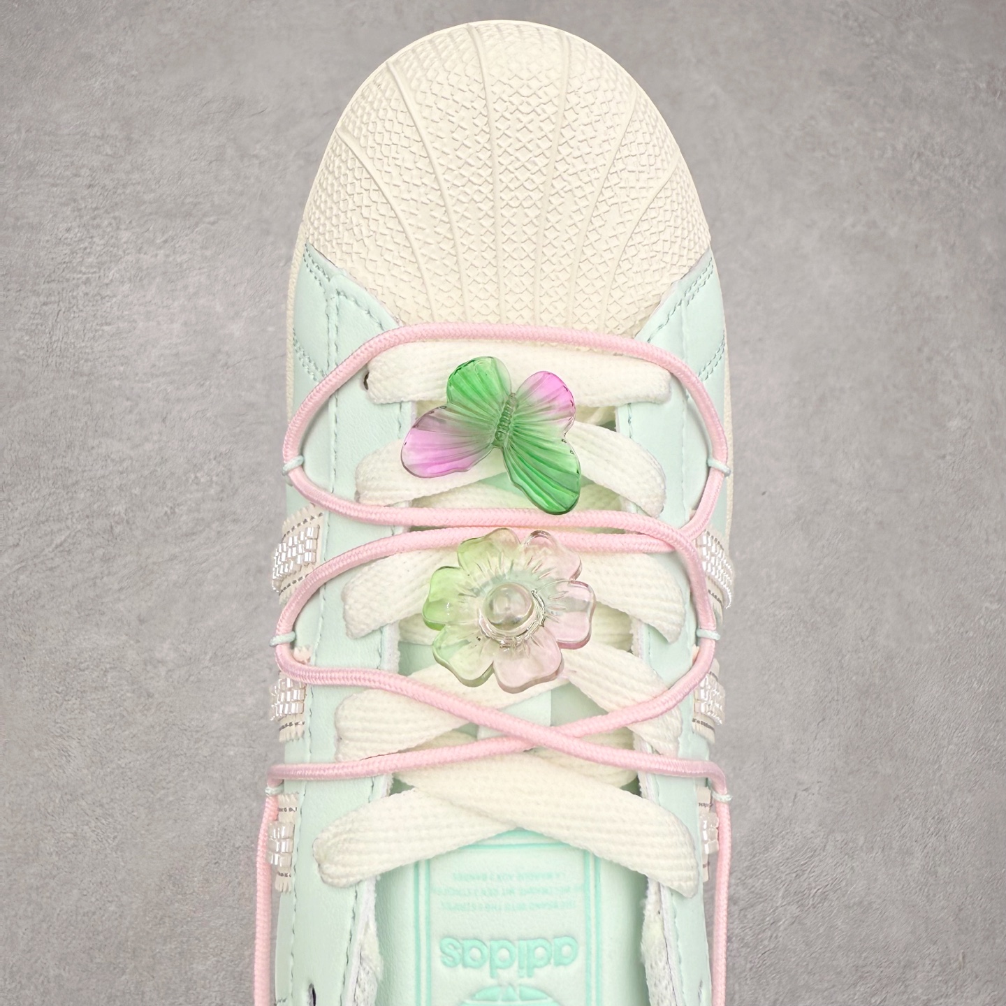 图片[4]-AD Originals Superstar 经典复古贝壳头板鞋 JR1333 诞生于1969年 是第一双将全皮面鞋 身与橡胶鞋头结合在一起的低帮篮球鞋 Superstar最开始 是作为高帮篮球鞋Pro Model的低帮版本而出现的 但因为其独特和醒目的橡胶鞋头造型而让大家熟知 被大家形象地称为\\\”shelltoe\\\”贝壳头 在70年代的美国职业篮球场上 接近3/4的NBA球员都将这双Superstar作为场上用鞋 80年代之后 经过不断的改良和发展 Superstar逐渐成为横跨时装、音乐、街头文化、休闲和运动等各大领域的时尚潮鞋 尺码：36 36.5 37 38 38.5 39 40 40.5 41 42 42.5 43 44 44.5 45-选品中心