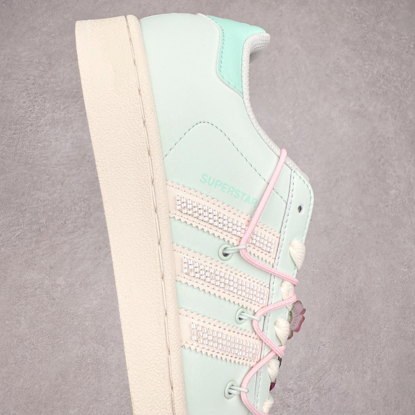 图片[6]-AD Originals Superstar 经典复古贝壳头板鞋 JR1333 诞生于1969年 是第一双将全皮面鞋 身与橡胶鞋头结合在一起的低帮篮球鞋 Superstar最开始 是作为高帮篮球鞋Pro Model的低帮版本而出现的 但因为其独特和醒目的橡胶鞋头造型而让大家熟知 被大家形象地称为\\\”shelltoe\\\”贝壳头 在70年代的美国职业篮球场上 接近3/4的NBA球员都将这双Superstar作为场上用鞋 80年代之后 经过不断的改良和发展 Superstar逐渐成为横跨时装、音乐、街头文化、休闲和运动等各大领域的时尚潮鞋 尺码：36 36.5 37 38 38.5 39 40 40.5 41 42 42.5 43 44 44.5 45-选品中心